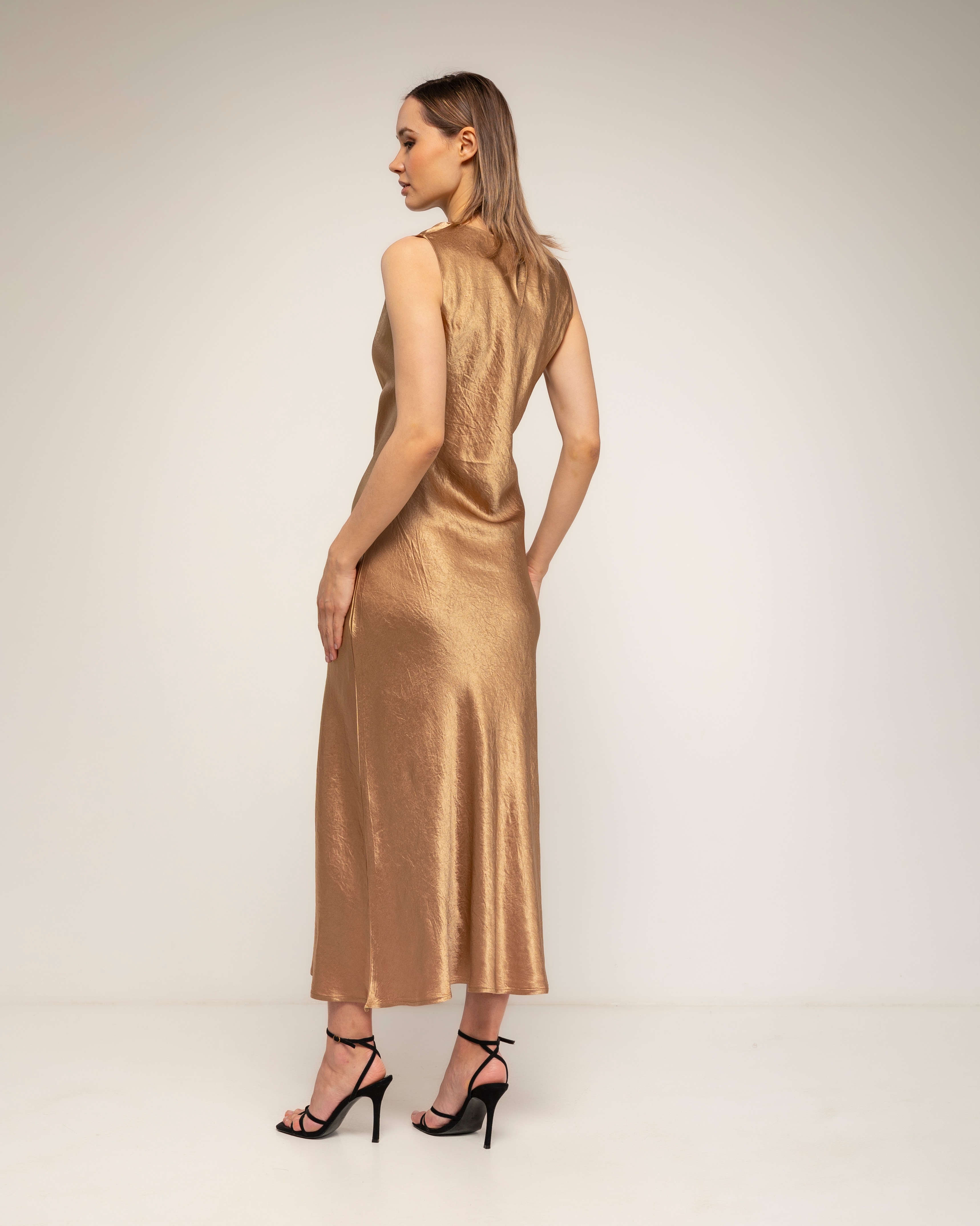 Vestido midi con textura de seda con cuello fruncido, recto y fluido - Tantra - Oro Oro-3