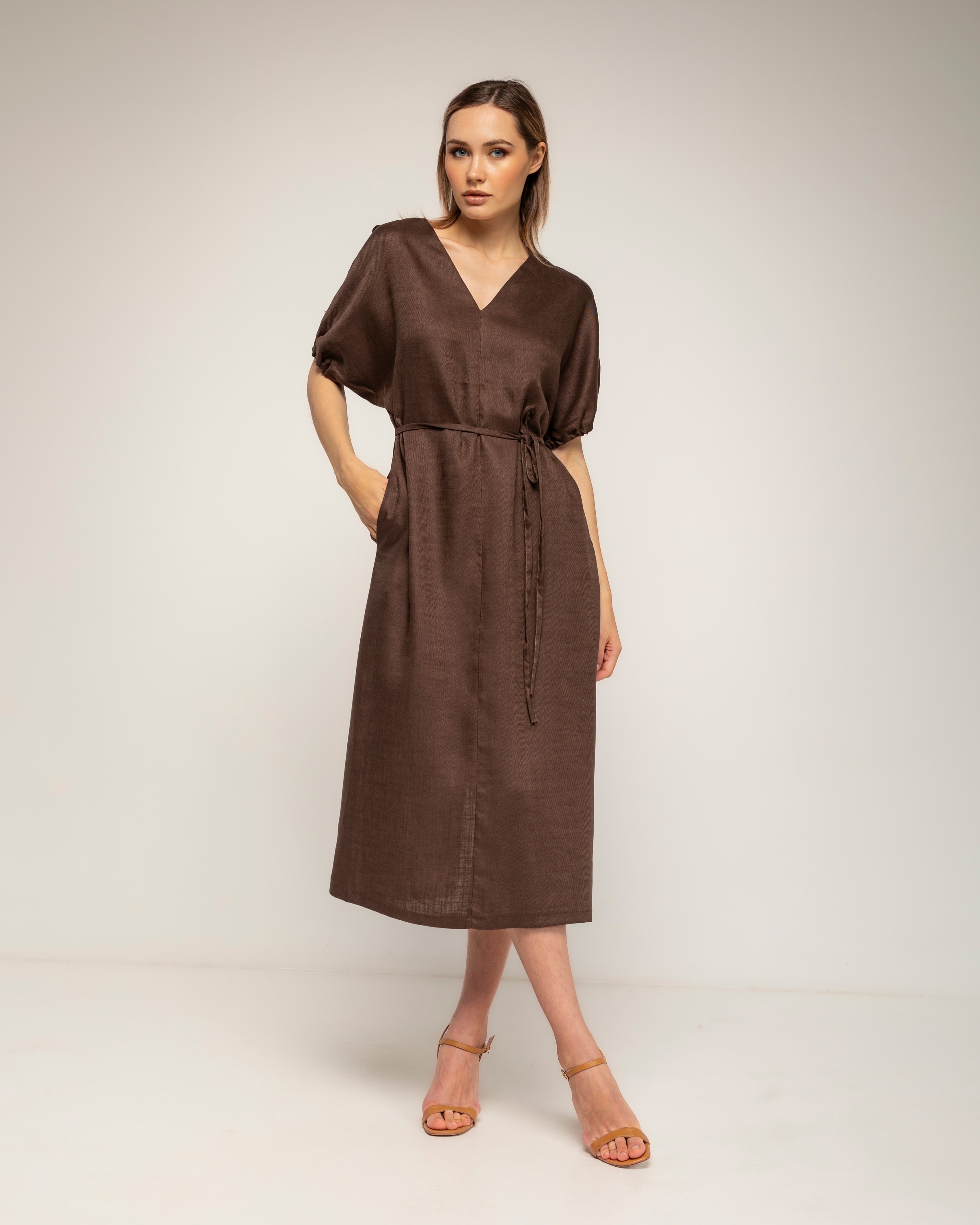 Tantra - Vestido oversize con mangas fruncidas, cuello en pico.