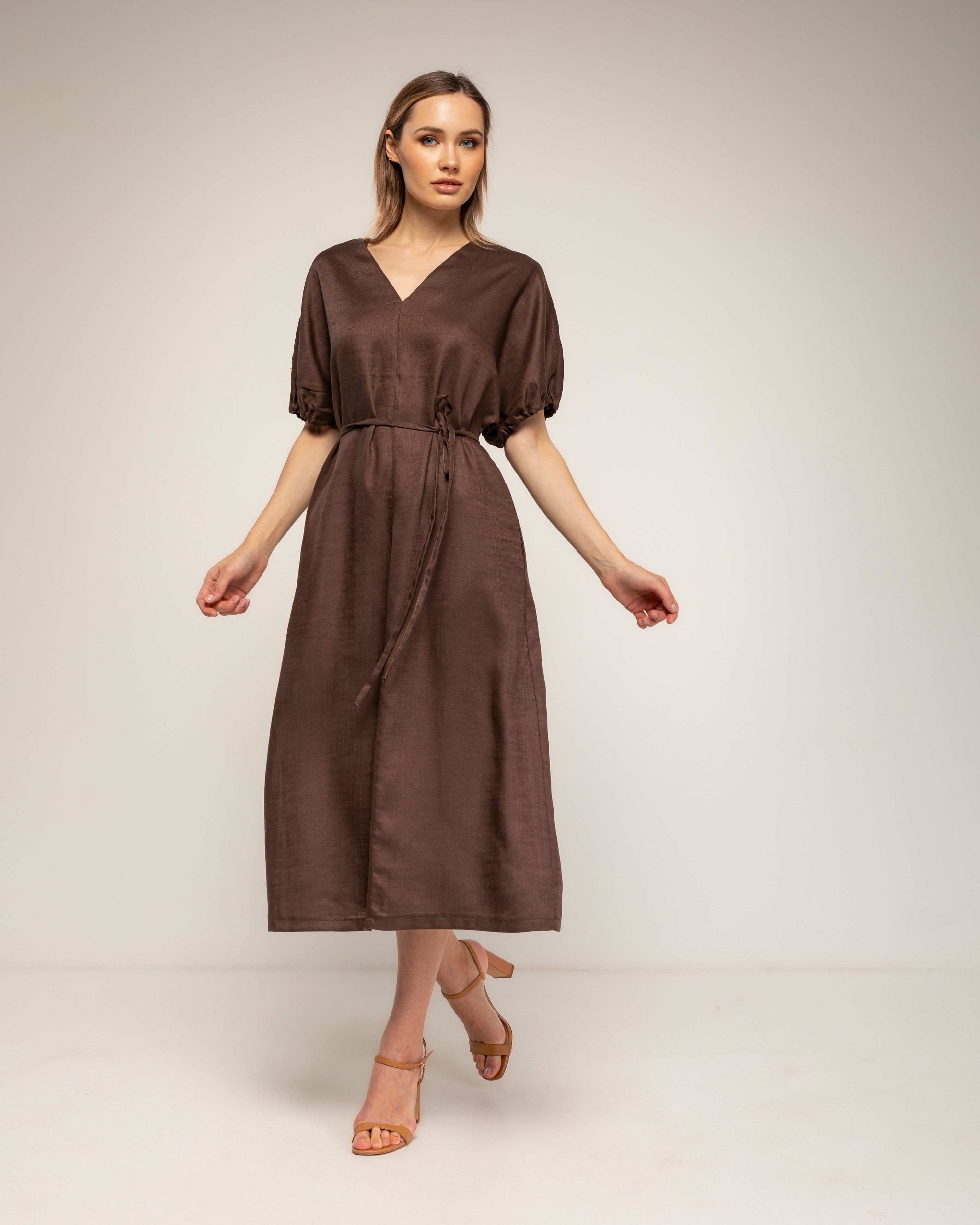 Vestido oversize con mangas fruncidas, cuello en pico - Tantra - Marrón Marrón-2