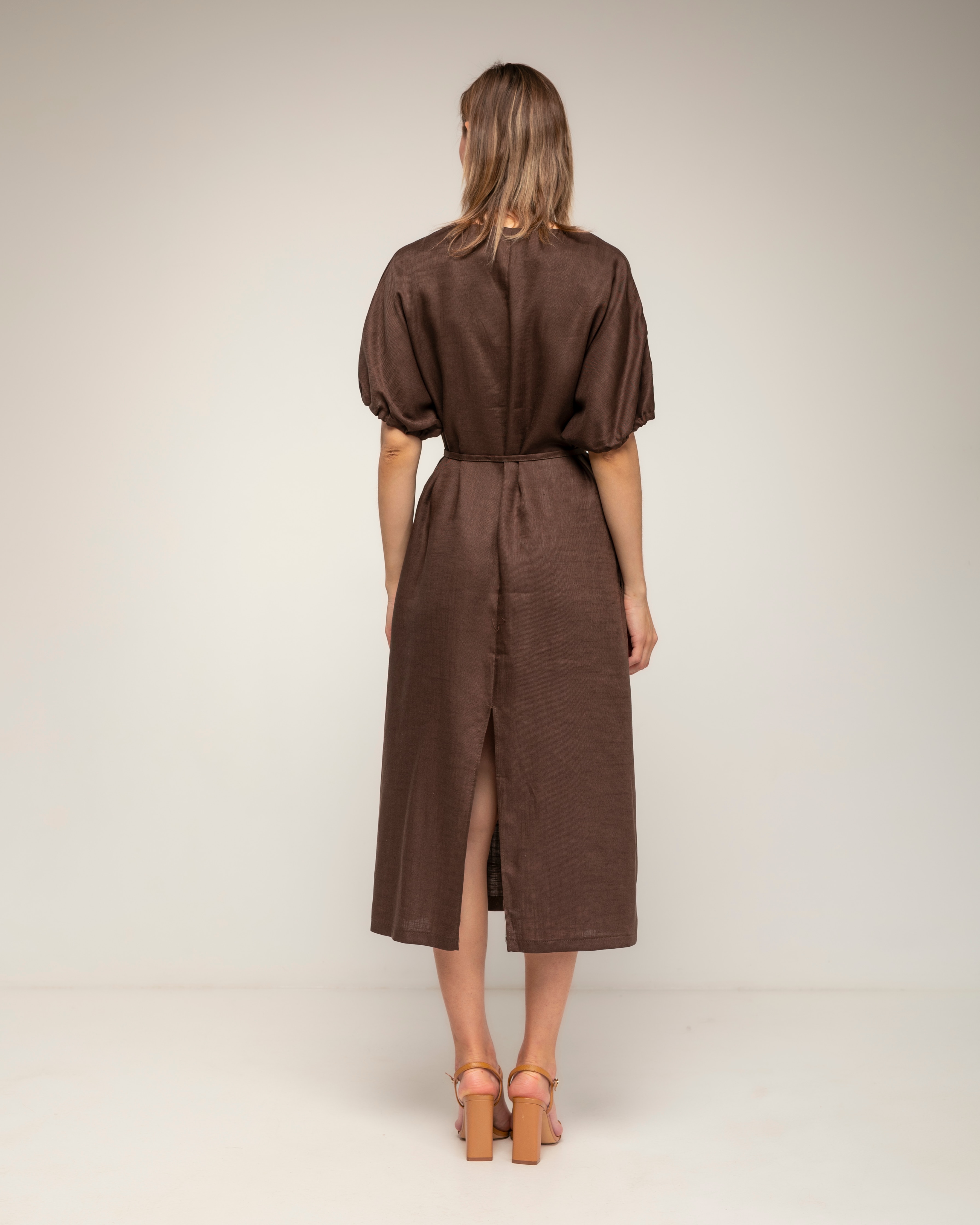 Vestido oversize con mangas fruncidas, cuello en pico - Tantra - Marrón Marrón-3