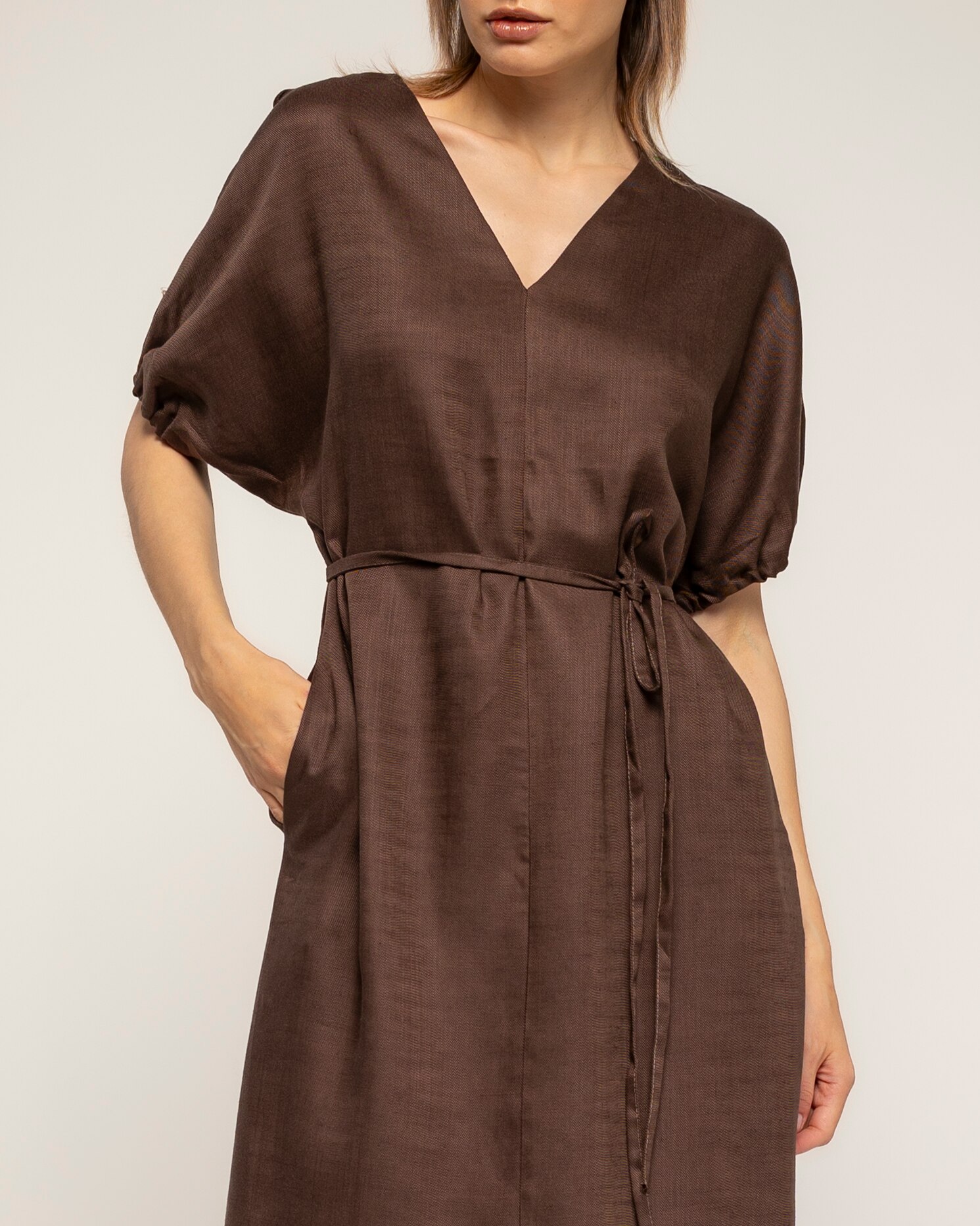 Vestido oversize con mangas fruncidas, cuello en pico - Tantra - Marrón Marrón-4