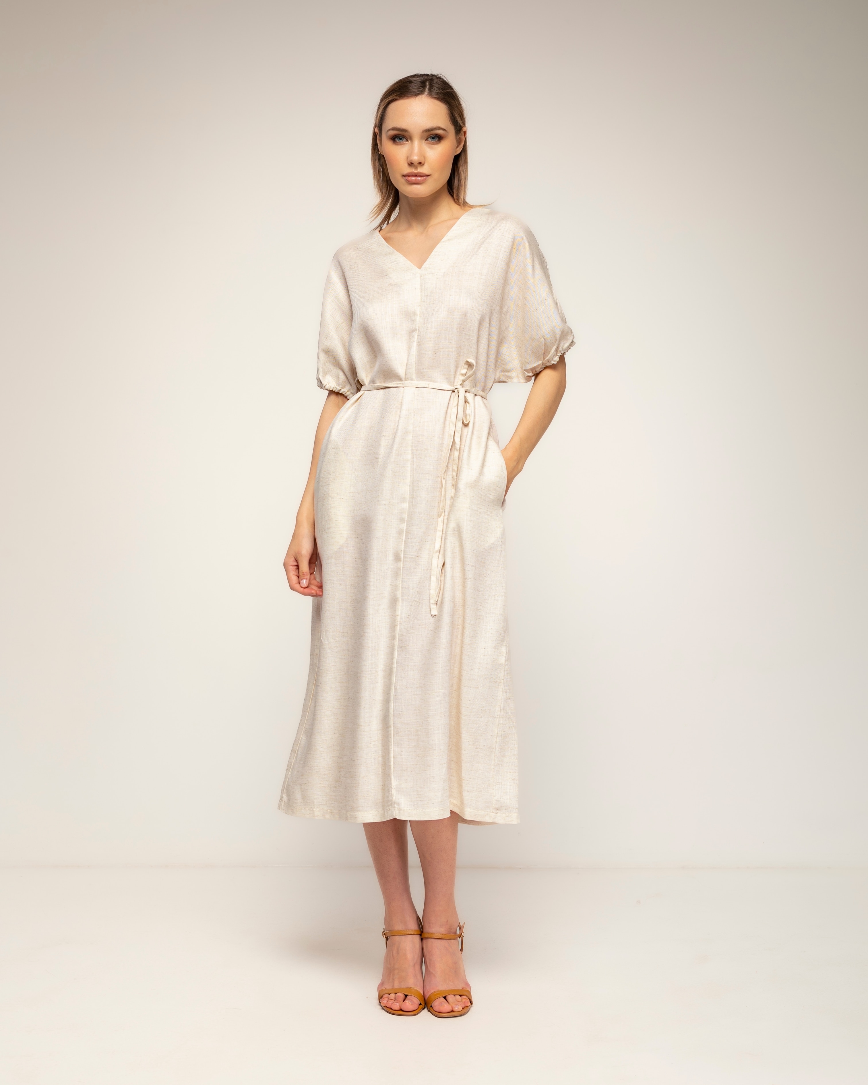 Vestido oversize con mangas fruncidas, cuello en pico - Tantra - Crudo Crudo-1