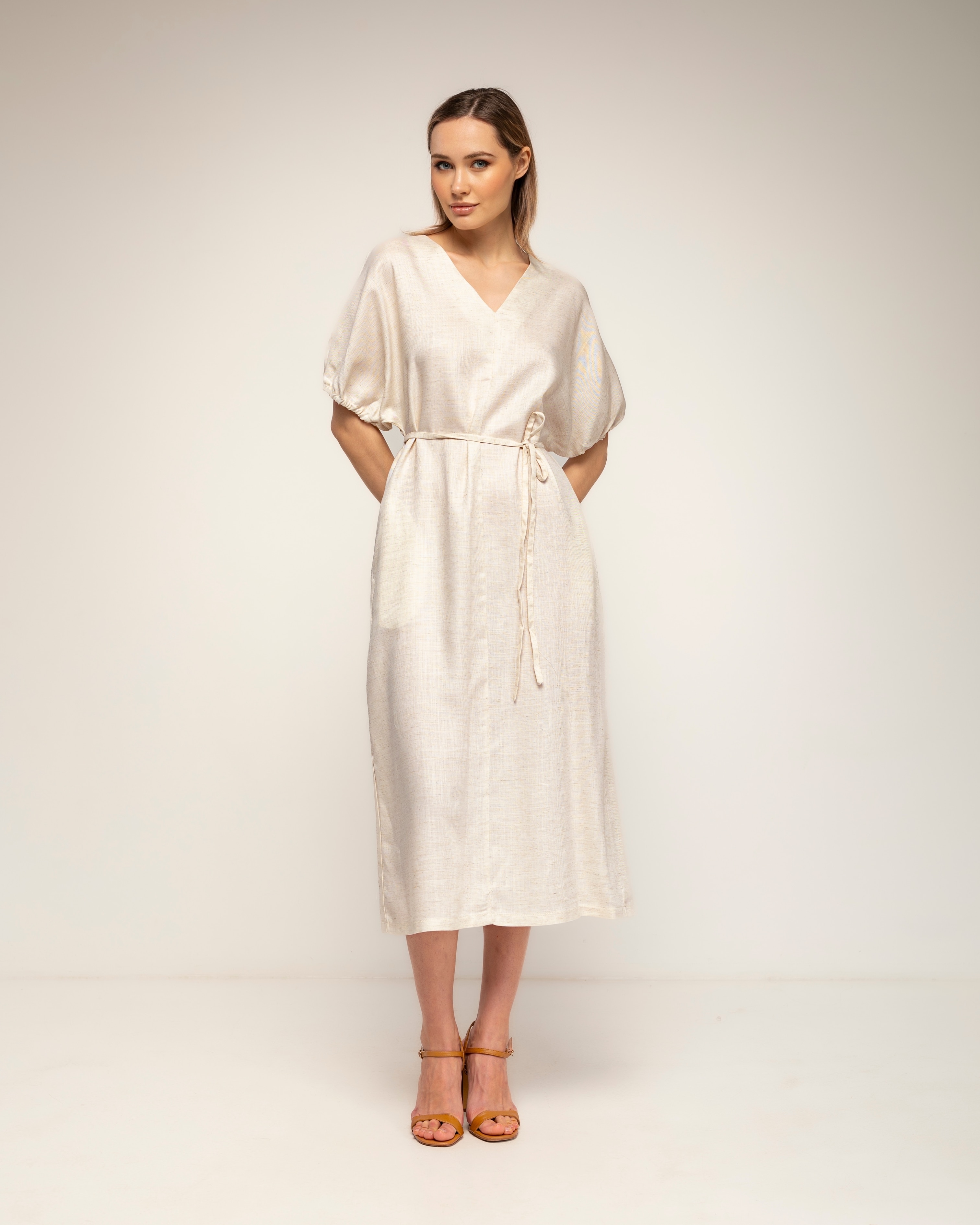 Vestido oversize con mangas fruncidas, cuello en pico - Tantra - Crudo Crudo-2