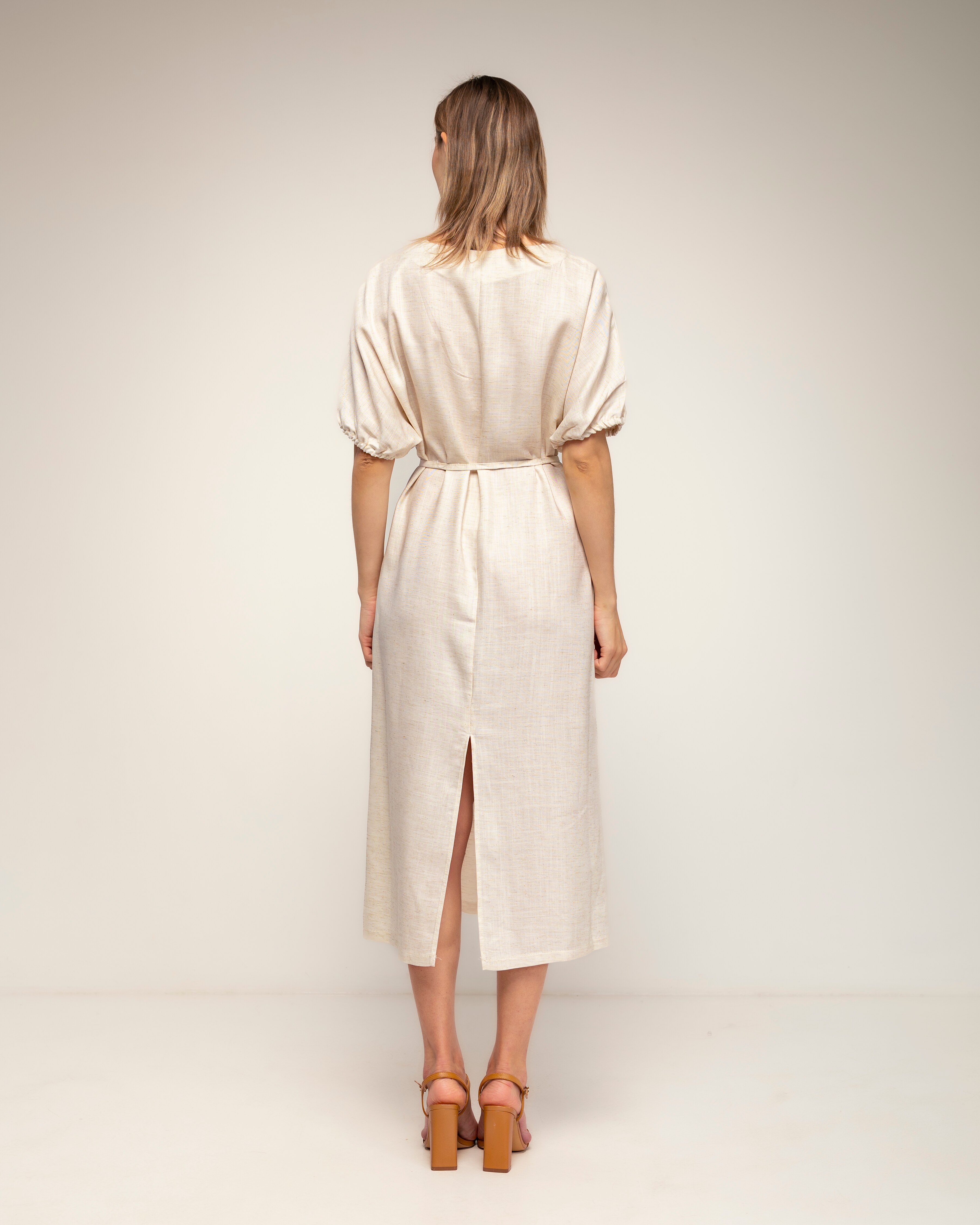 Vestido oversize con mangas fruncidas, cuello en pico - Tantra - Crudo Crudo-3