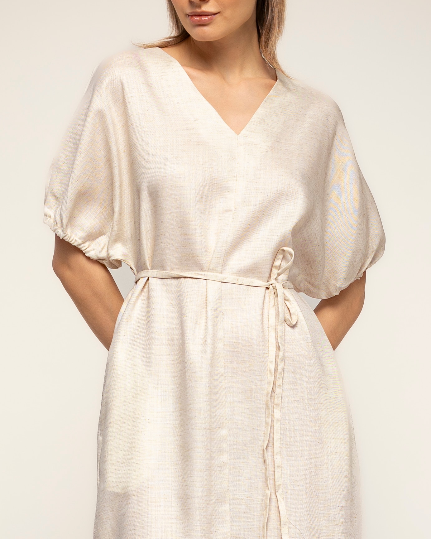 Vestido oversize con mangas fruncidas, cuello en pico - Tantra - Crudo Crudo-4