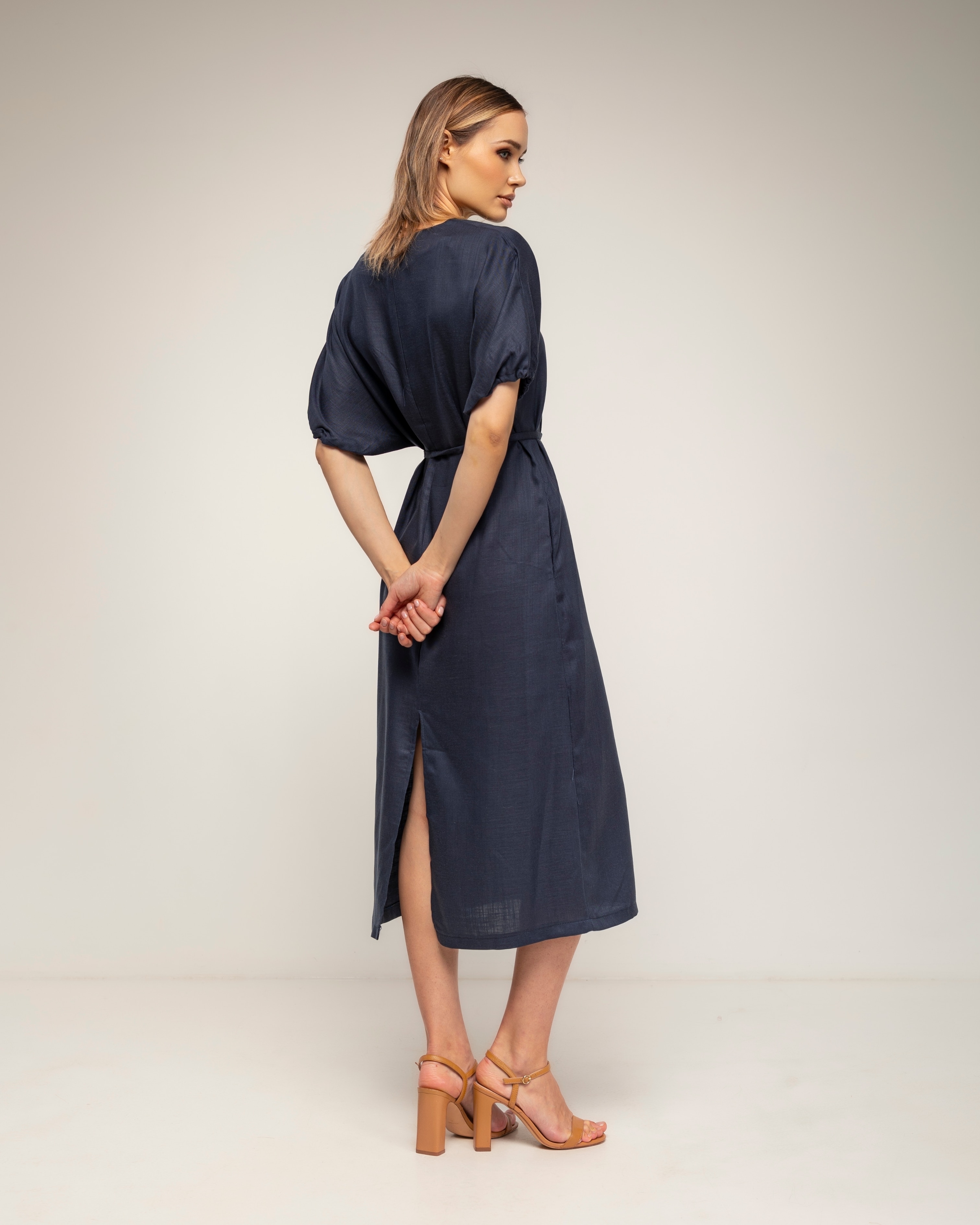 Vestido oversize con mangas fruncidas, cuello en pico - Tantra - Azul marino Azul marino-2