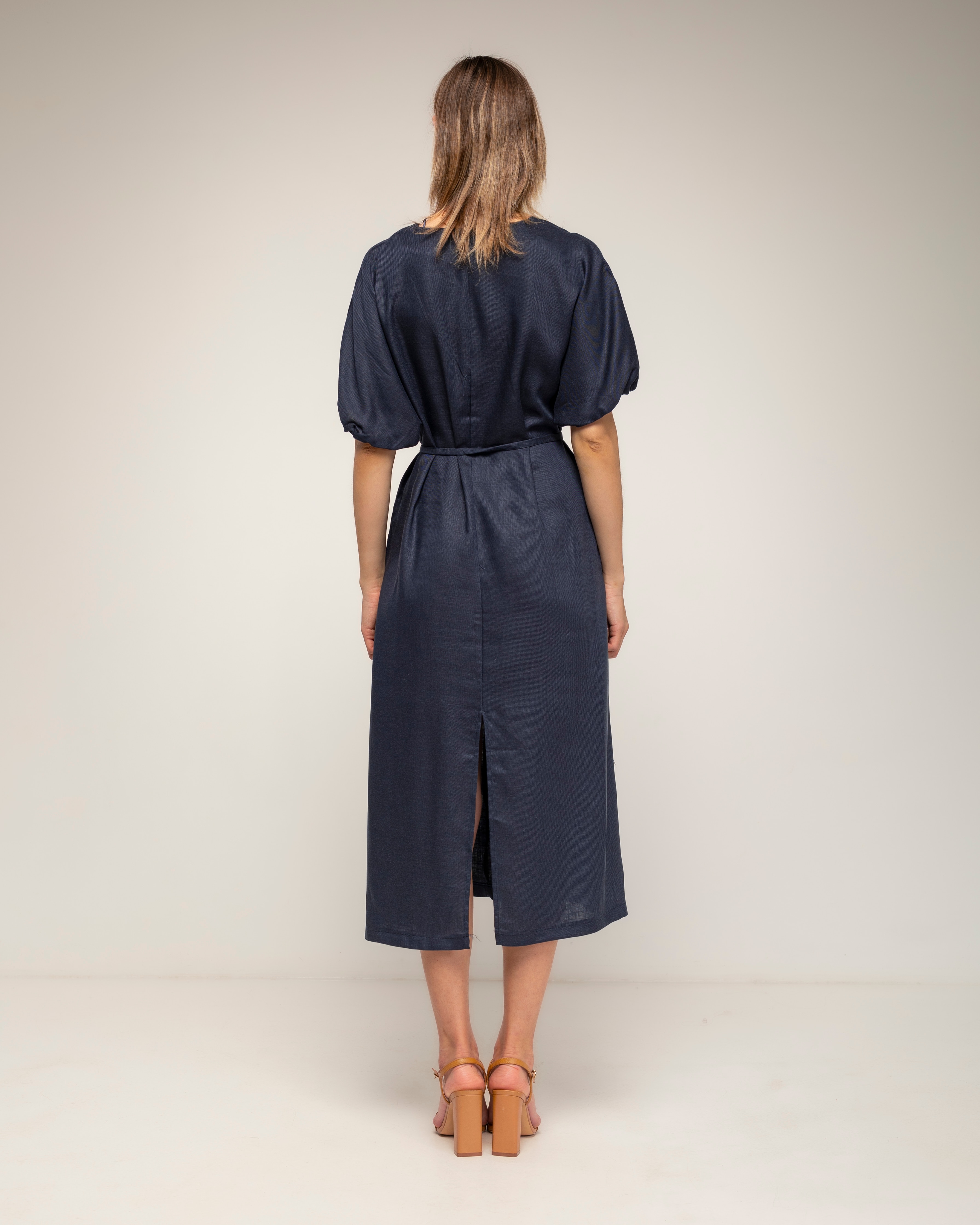 Vestido oversize con mangas fruncidas, cuello en pico - Tantra - Azul marino Azul marino-3