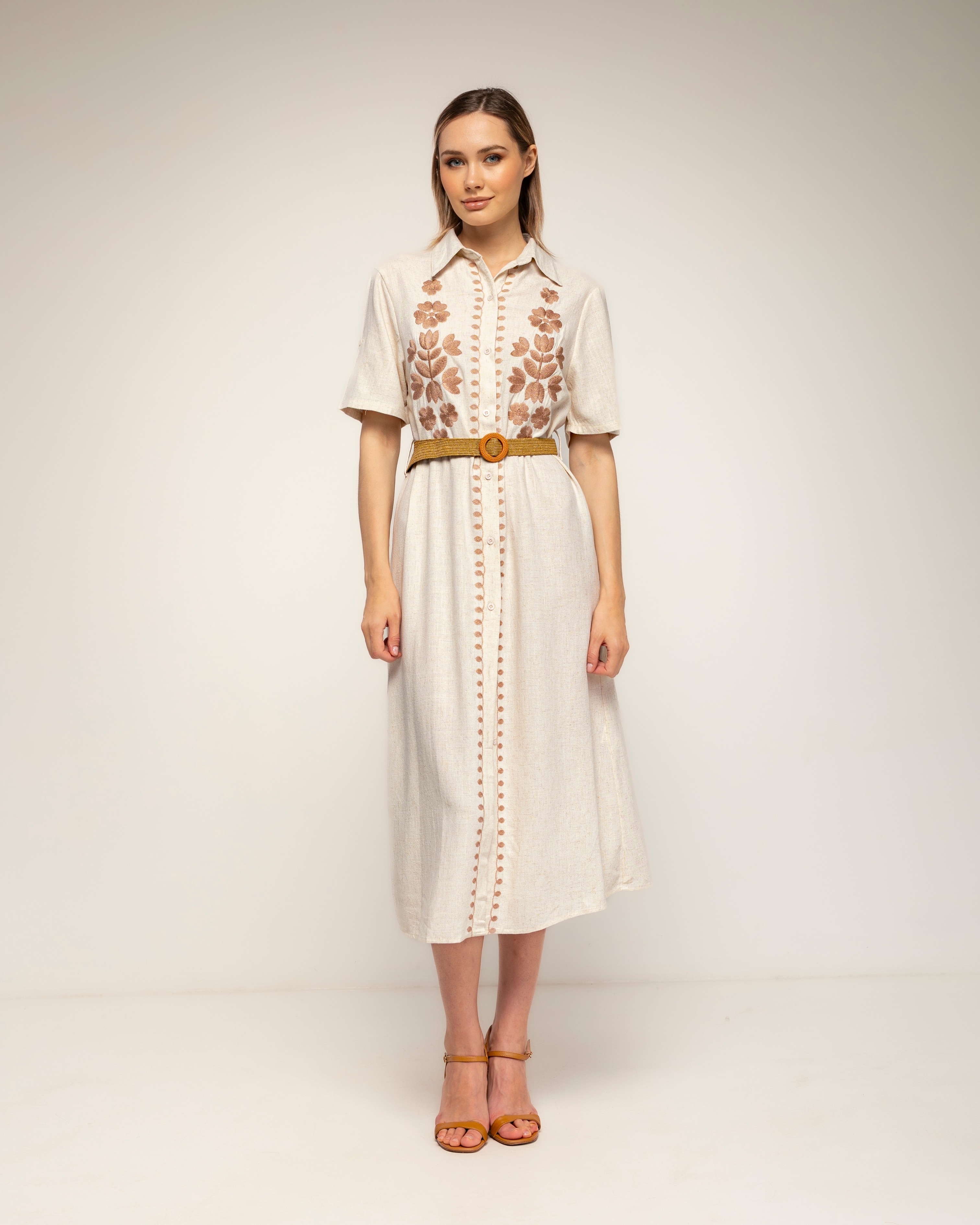 Vestido camisero con lino con bordados de flores en el pecho y en los lados - Tantra - Beige Beige-1