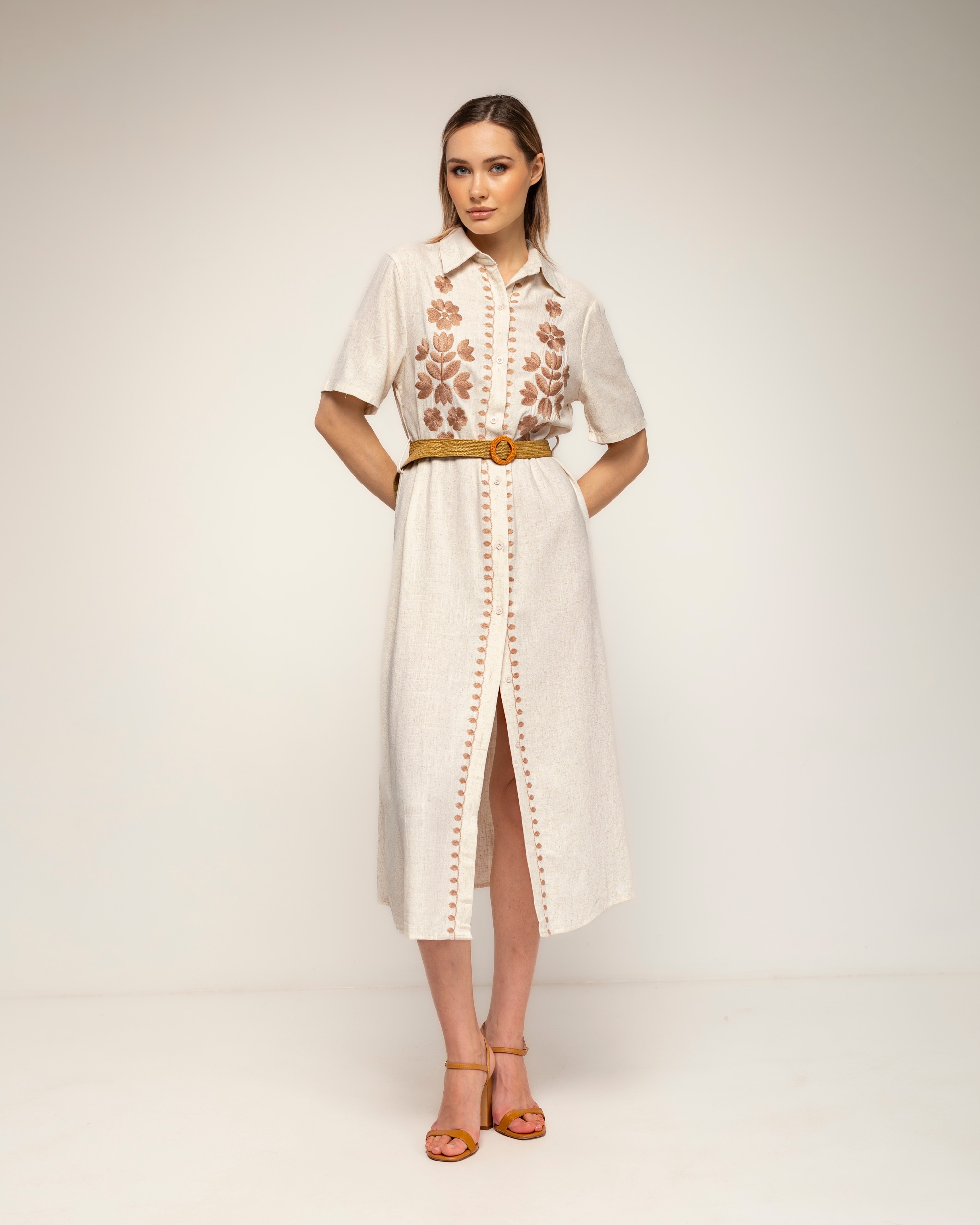 Vestido camisero con lino con bordados de flores en el pecho y en los lados - Tantra - Beige Beige-2