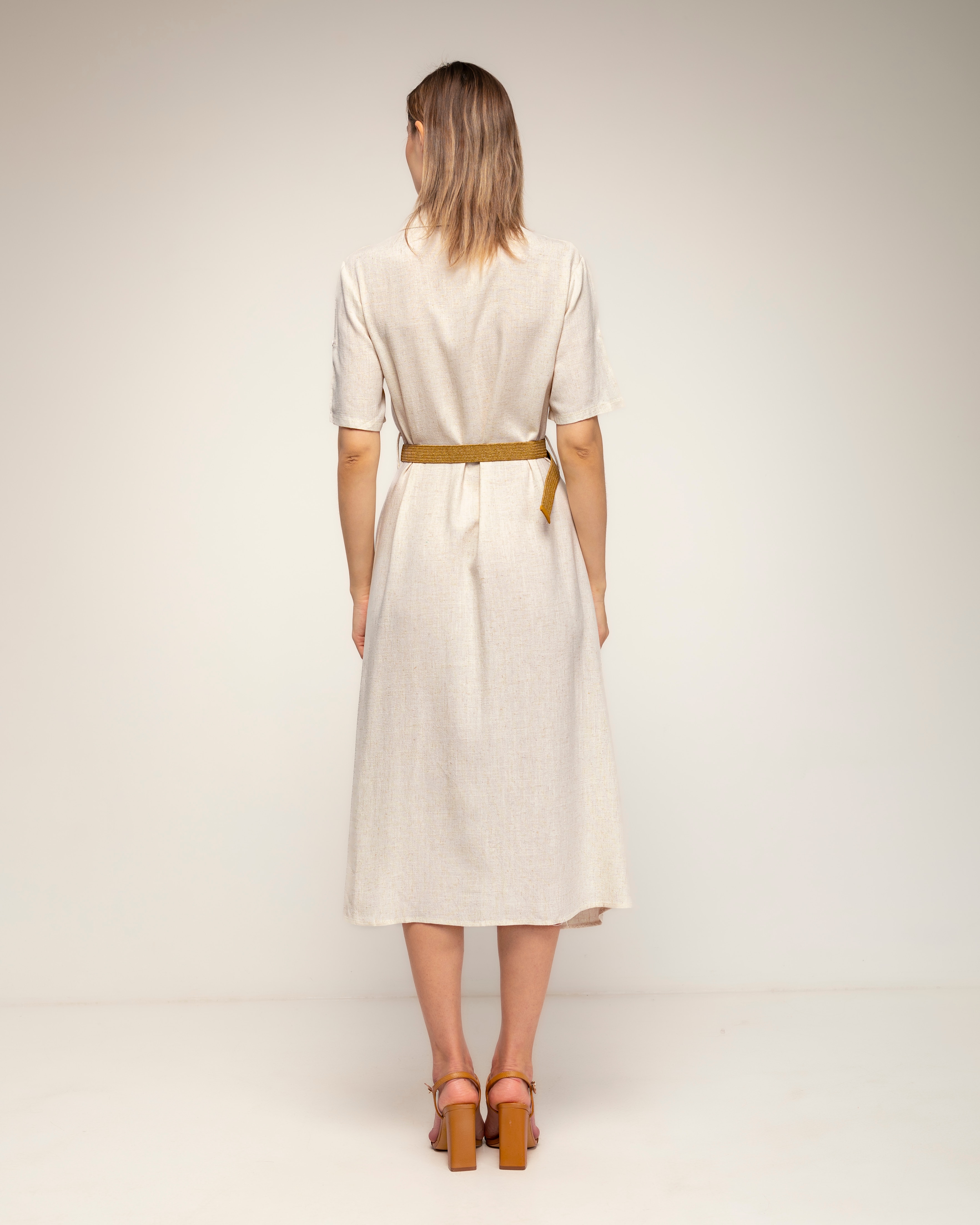 Vestido camisero con lino con bordados de flores en el pecho y en los lados - Tantra - Beige Beige-3