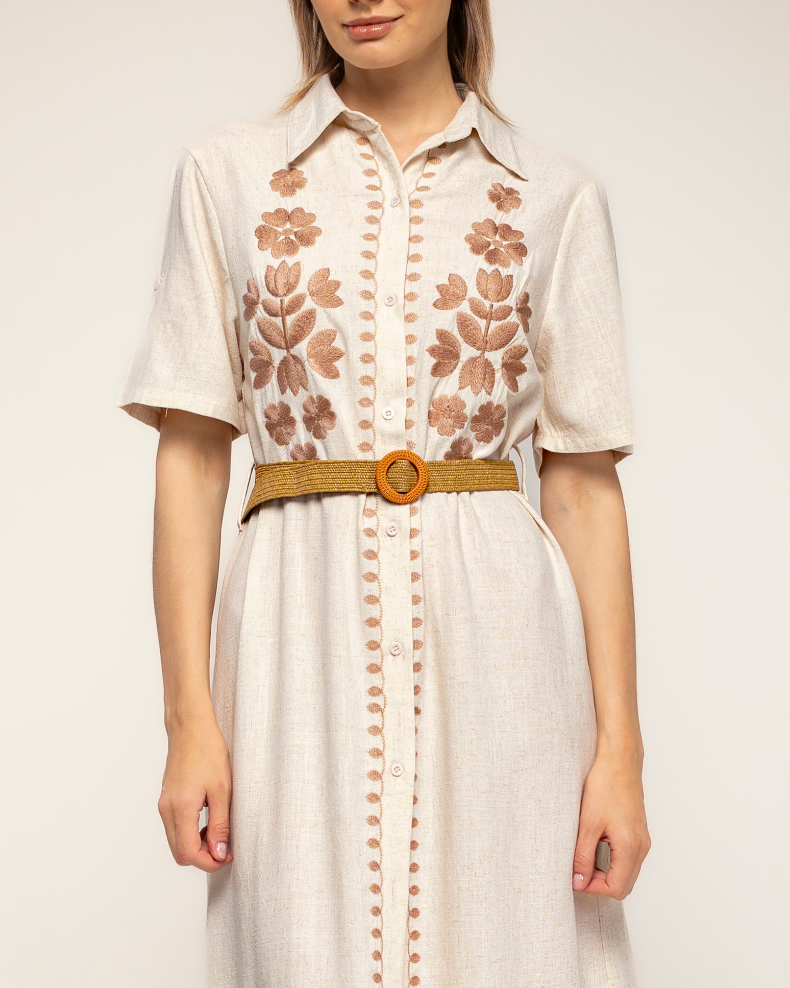 Vestido camisero con lino con bordados de flores en el pecho y en los lados - Tantra - Beige Beige-4