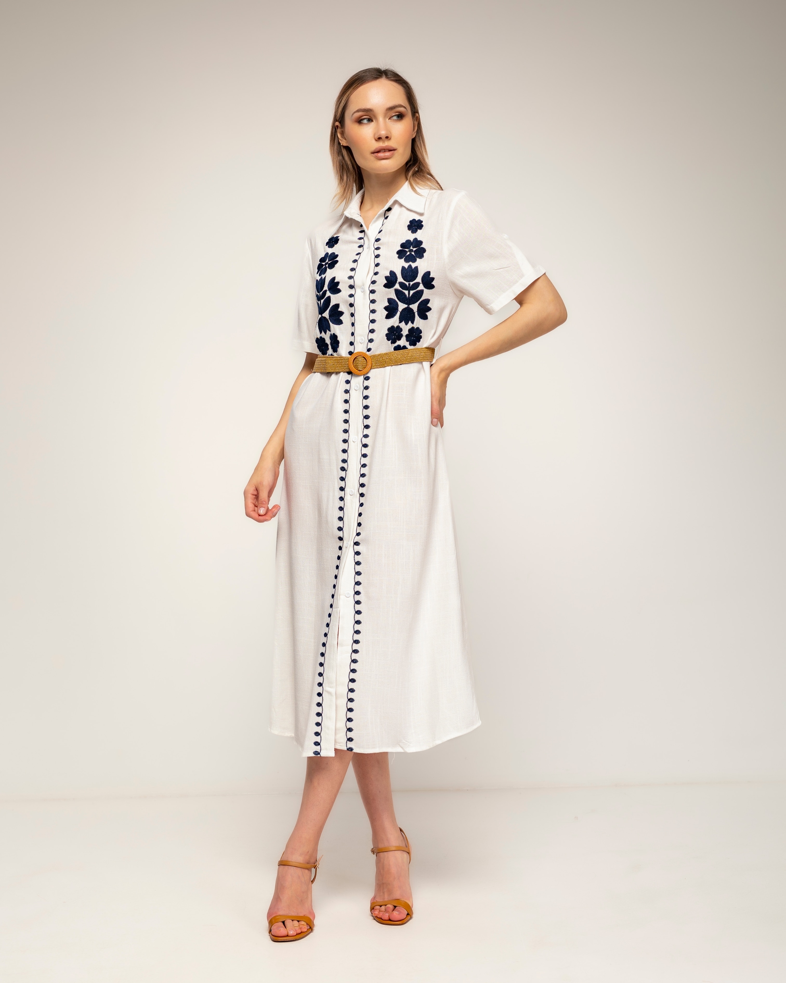 Vestido camisero con lino con bordados de flores en el pecho y en los lados - Tantra - Azul marino Azul marino-1