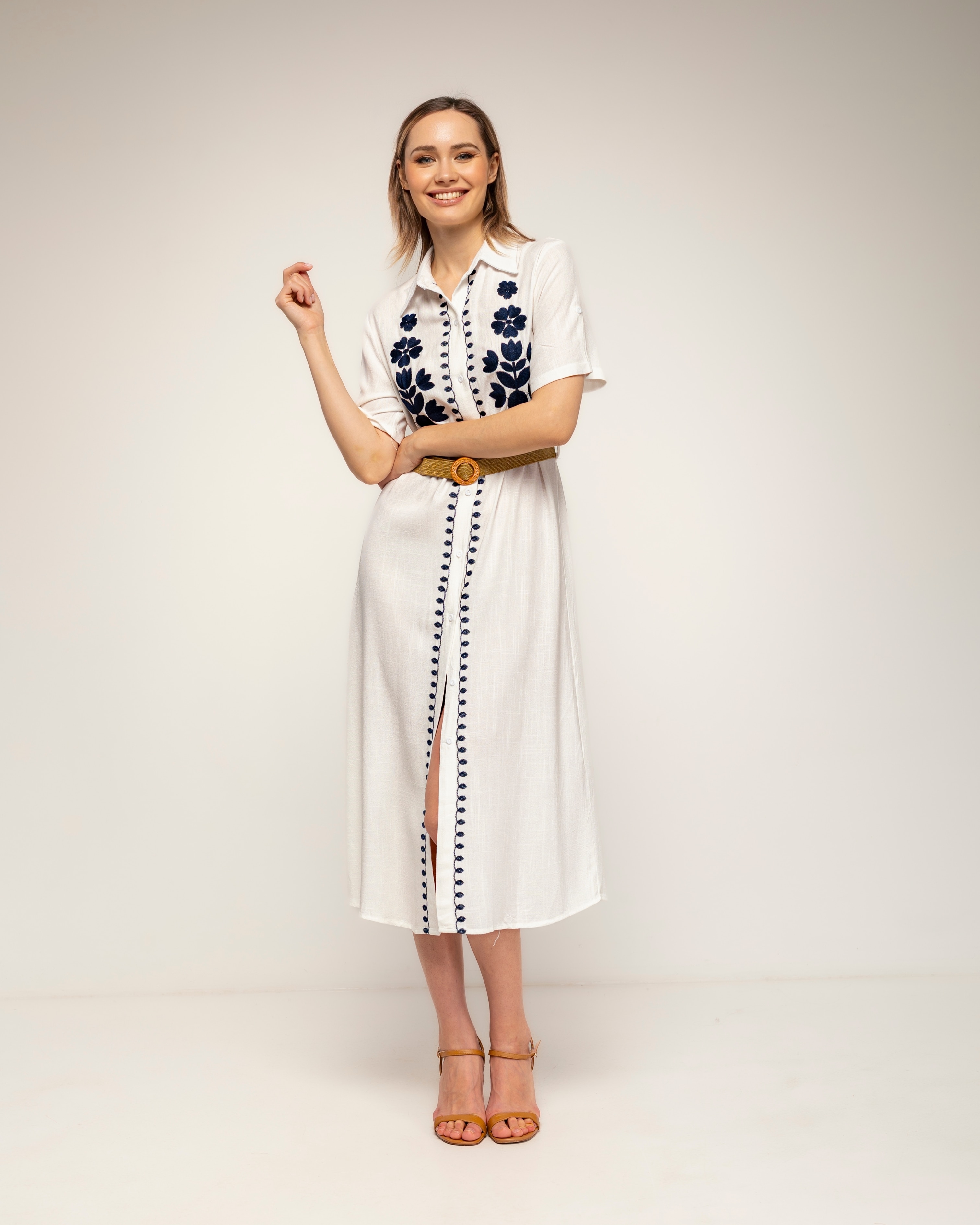 Vestido camisero con lino con bordados de flores en el pecho y en los lados - Tantra - Azul marino Azul marino-2