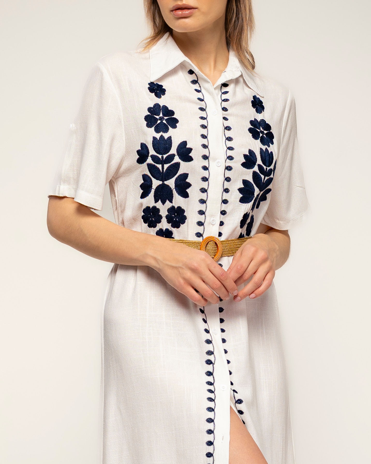 Vestido camisero con lino con bordados de flores en el pecho y en los lados - Tantra - Azul marino Azul marino-4