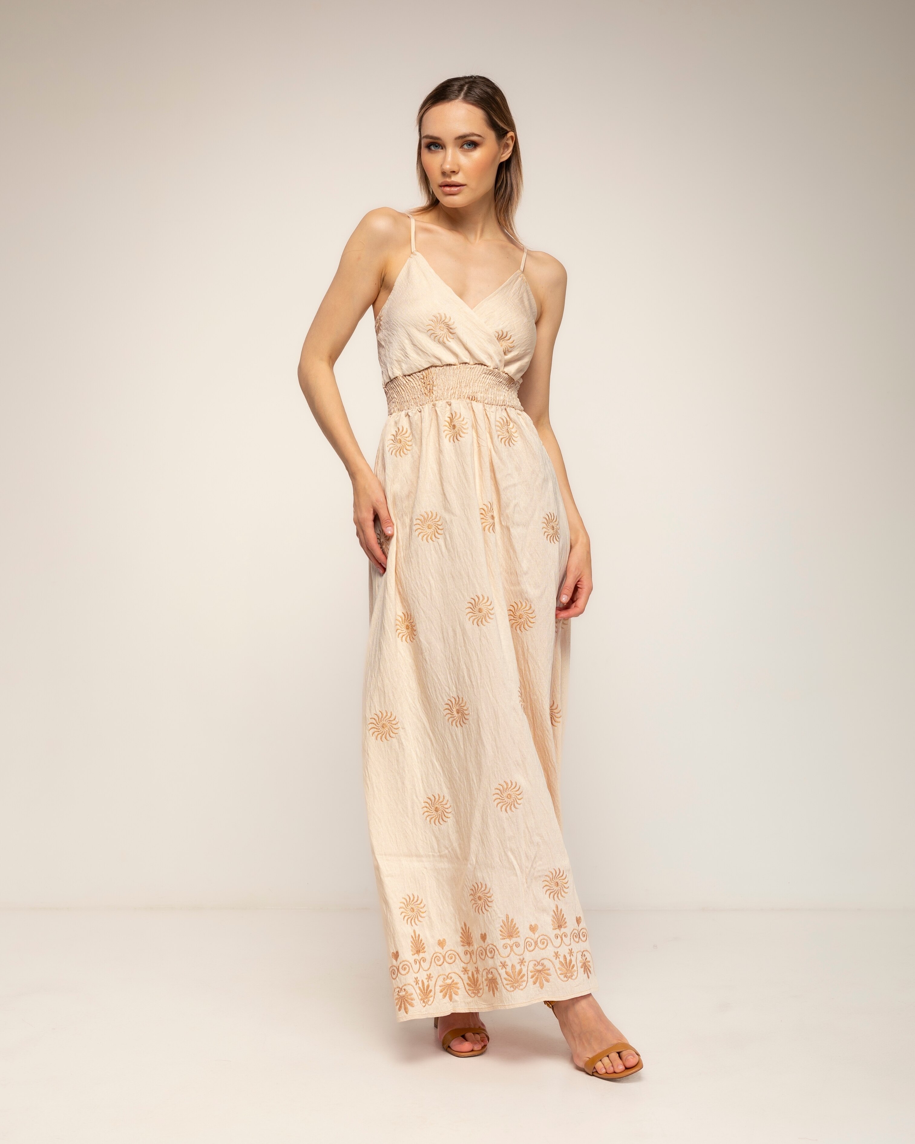 Tantra - Vestido con lino de tirantes con bordados de flores y espalda fruncida.