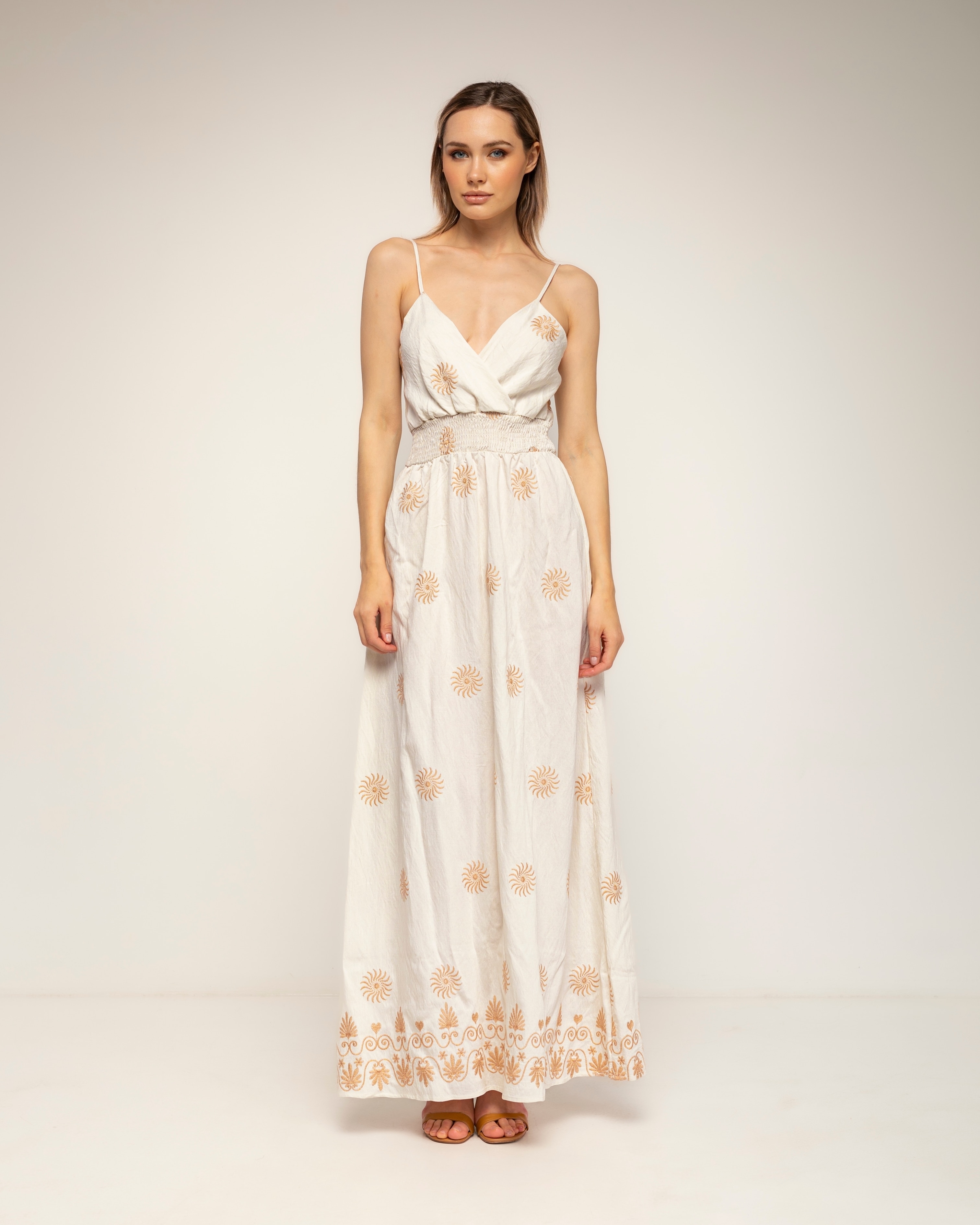 Vestido con lino de tirantes con bordados de flores y espalda fruncida - Tantra - Crudo Crudo-1