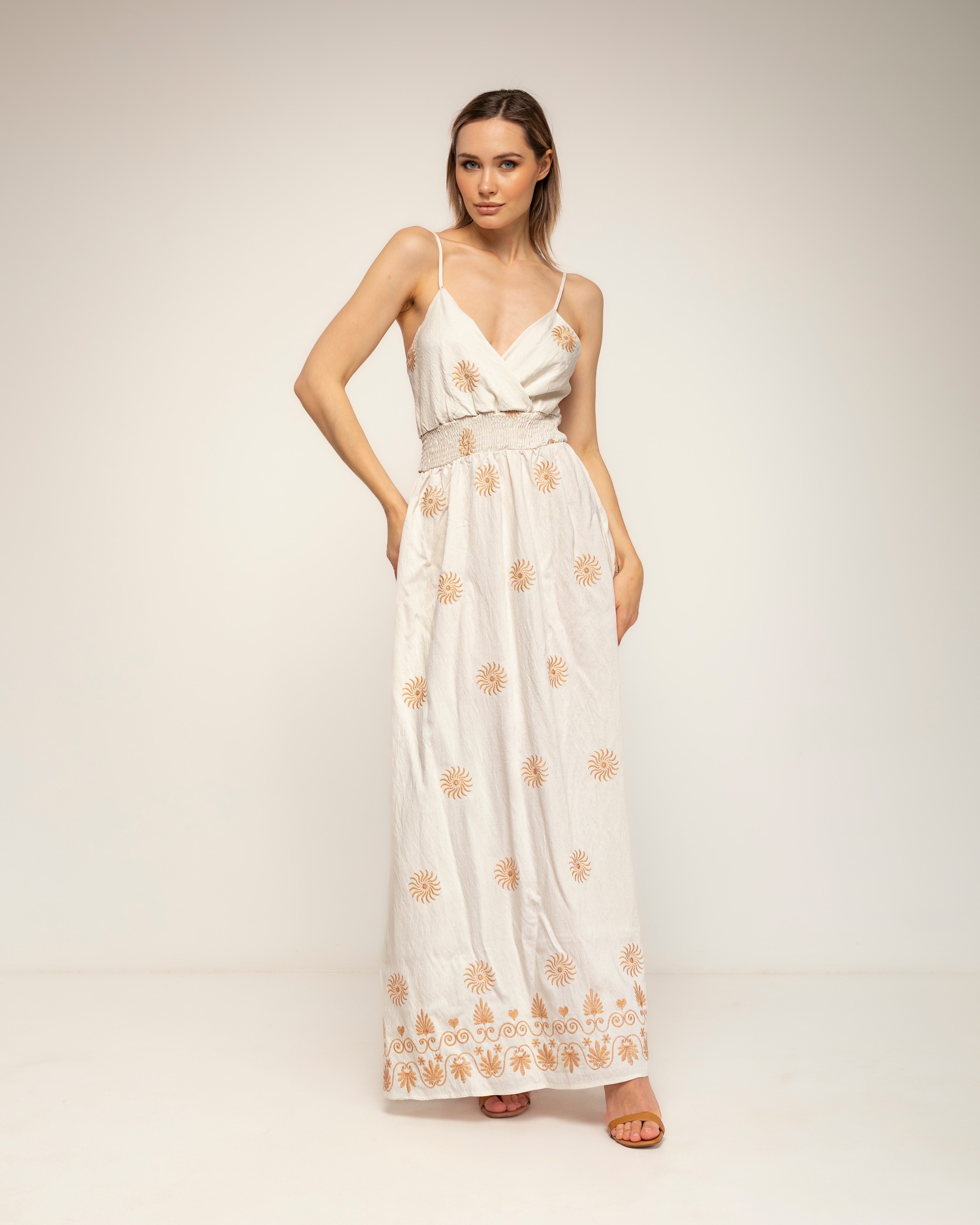 Vestido con lino de tirantes con bordados de flores y espalda fruncida - Tantra - Crudo Crudo-2