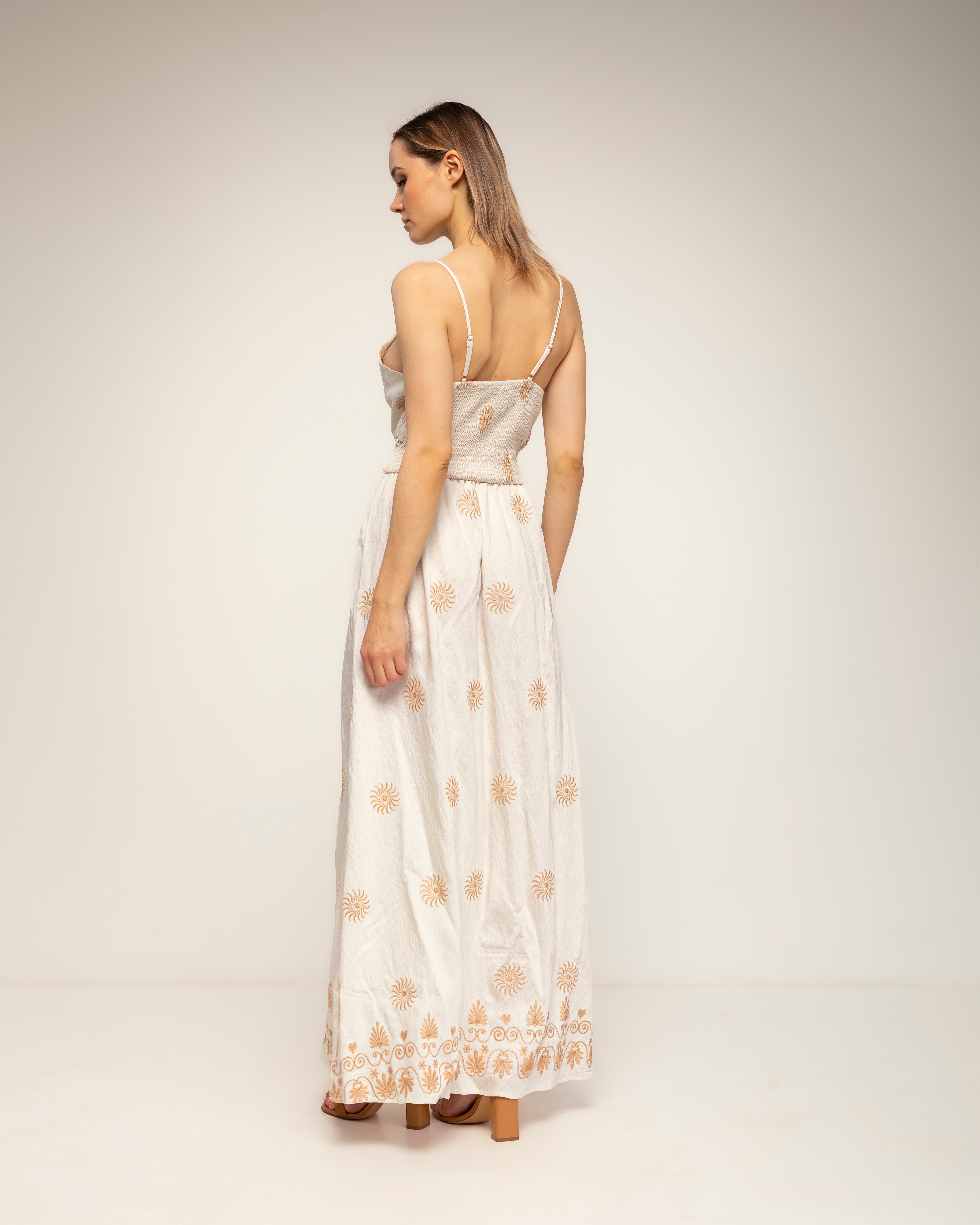 Vestido con lino de tirantes con bordados de flores y espalda fruncida - Tantra - Crudo Crudo-3