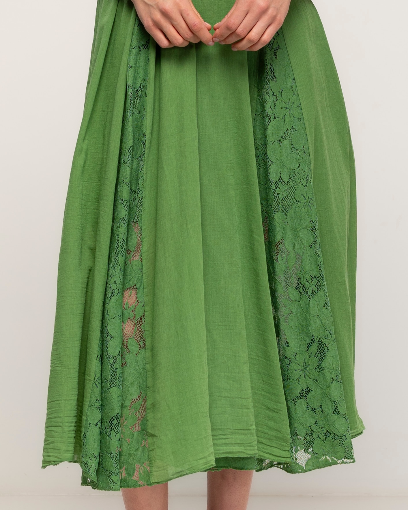 Vestido midi 100% algodón con vuelo y detalles de encaje - Tantra - Verde Verde-4