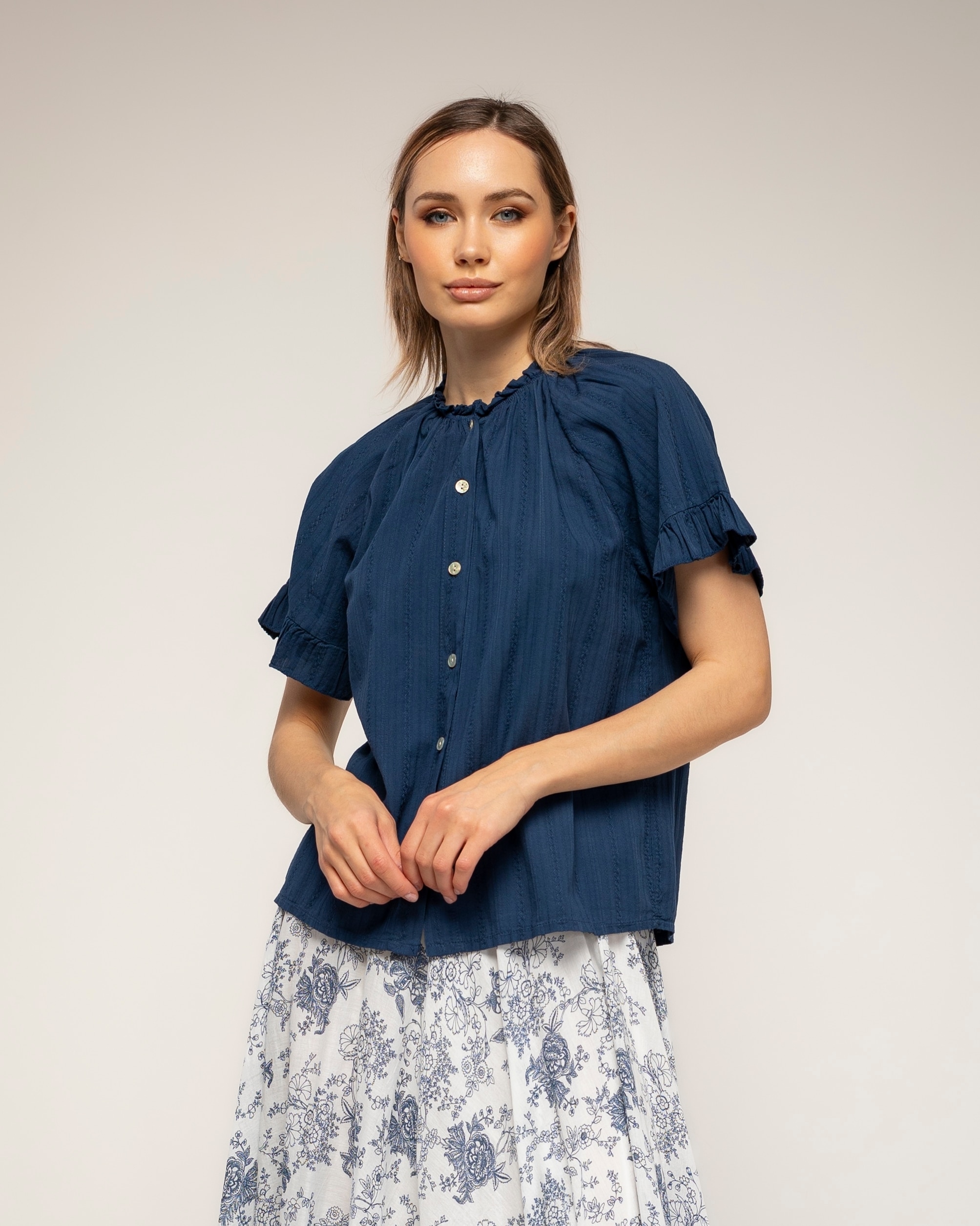 Tantra - Camisa de mujer 100% algodón con cuello fruncido, volantes y textura.