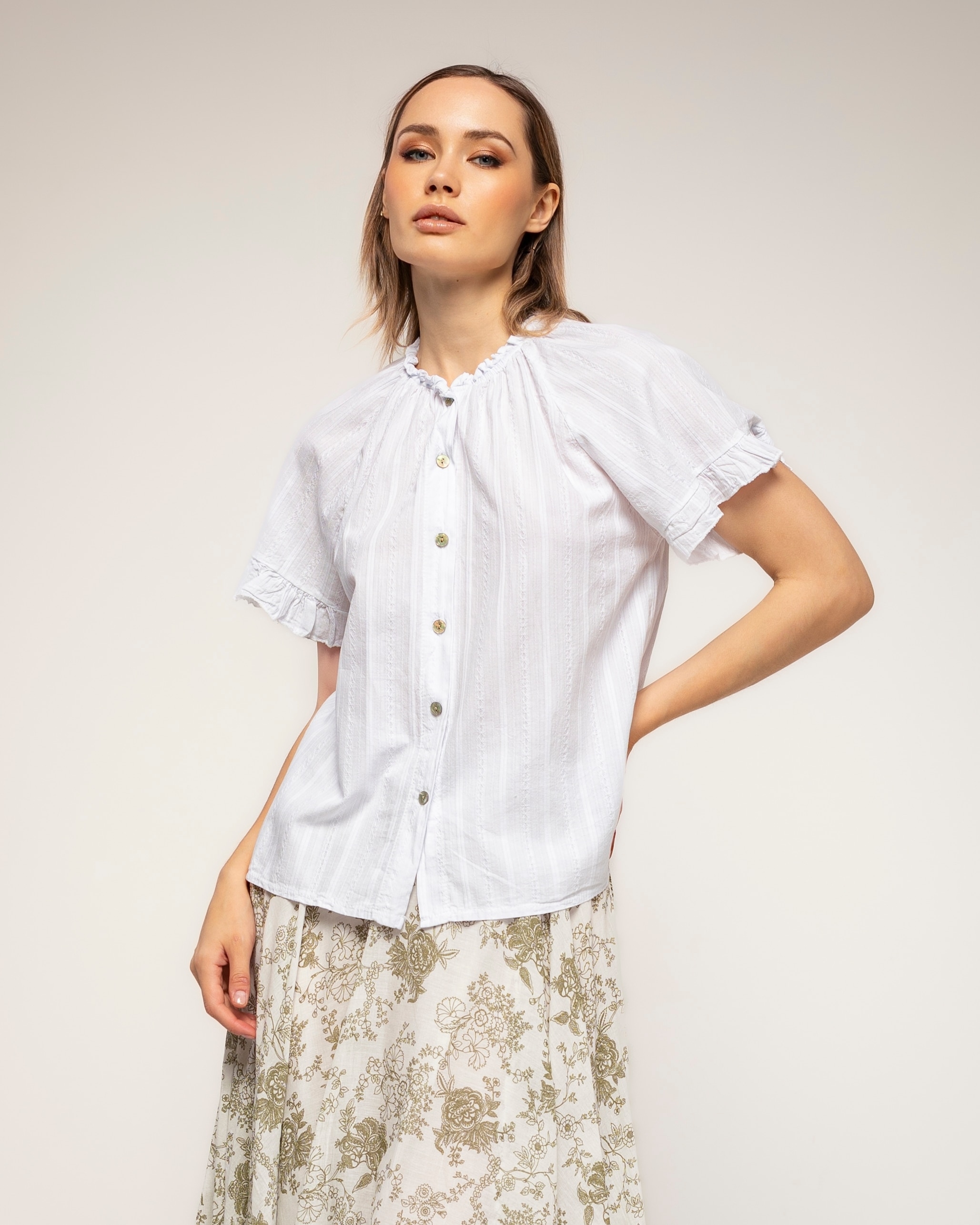 Camisa de mujer 100% algodón con cuello fruncido, volantes y textura - Tantra - Blanco Blanco-1