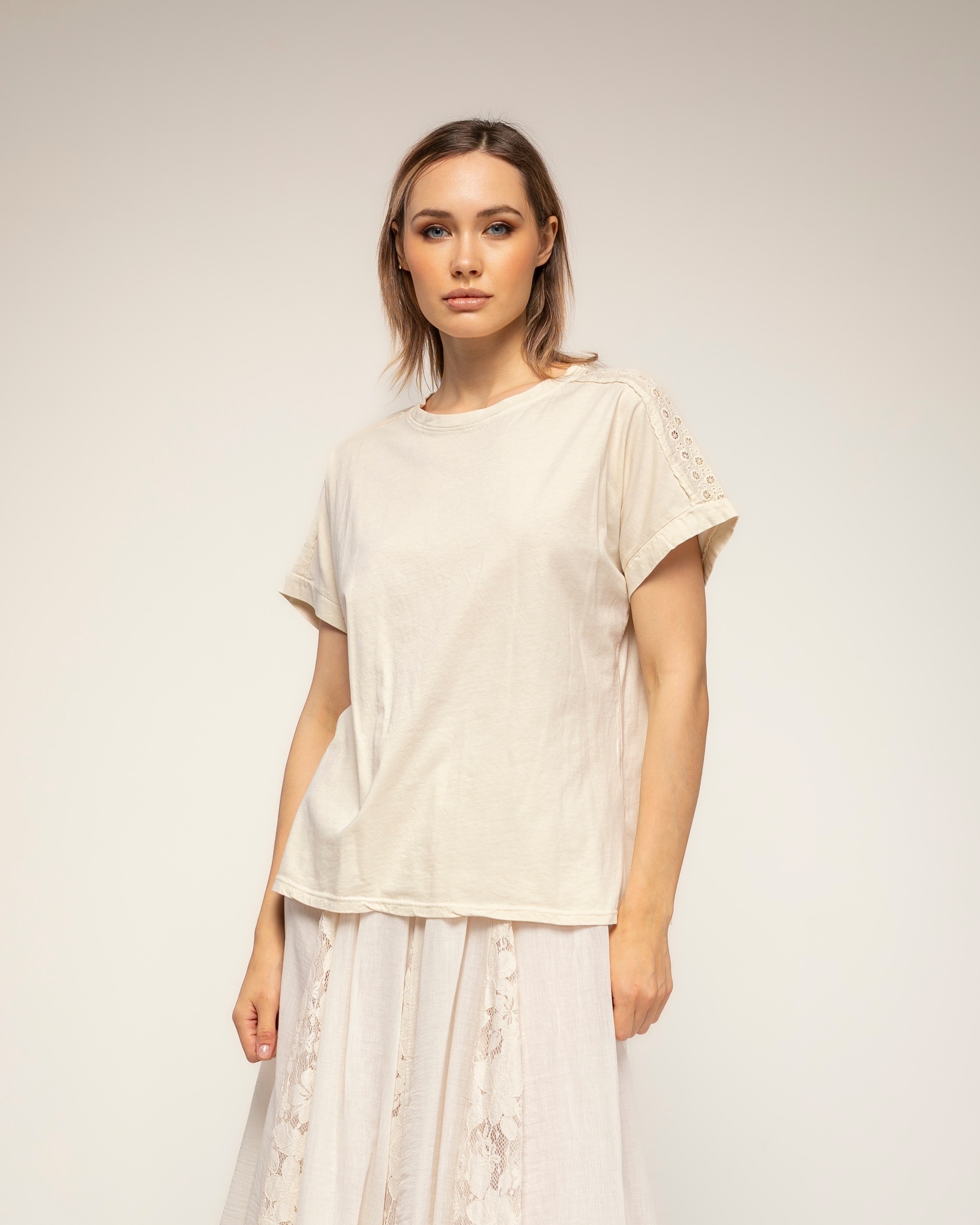 Tantra - Camiseta de mujer 100% algodón con detalle bordado en los hombros.