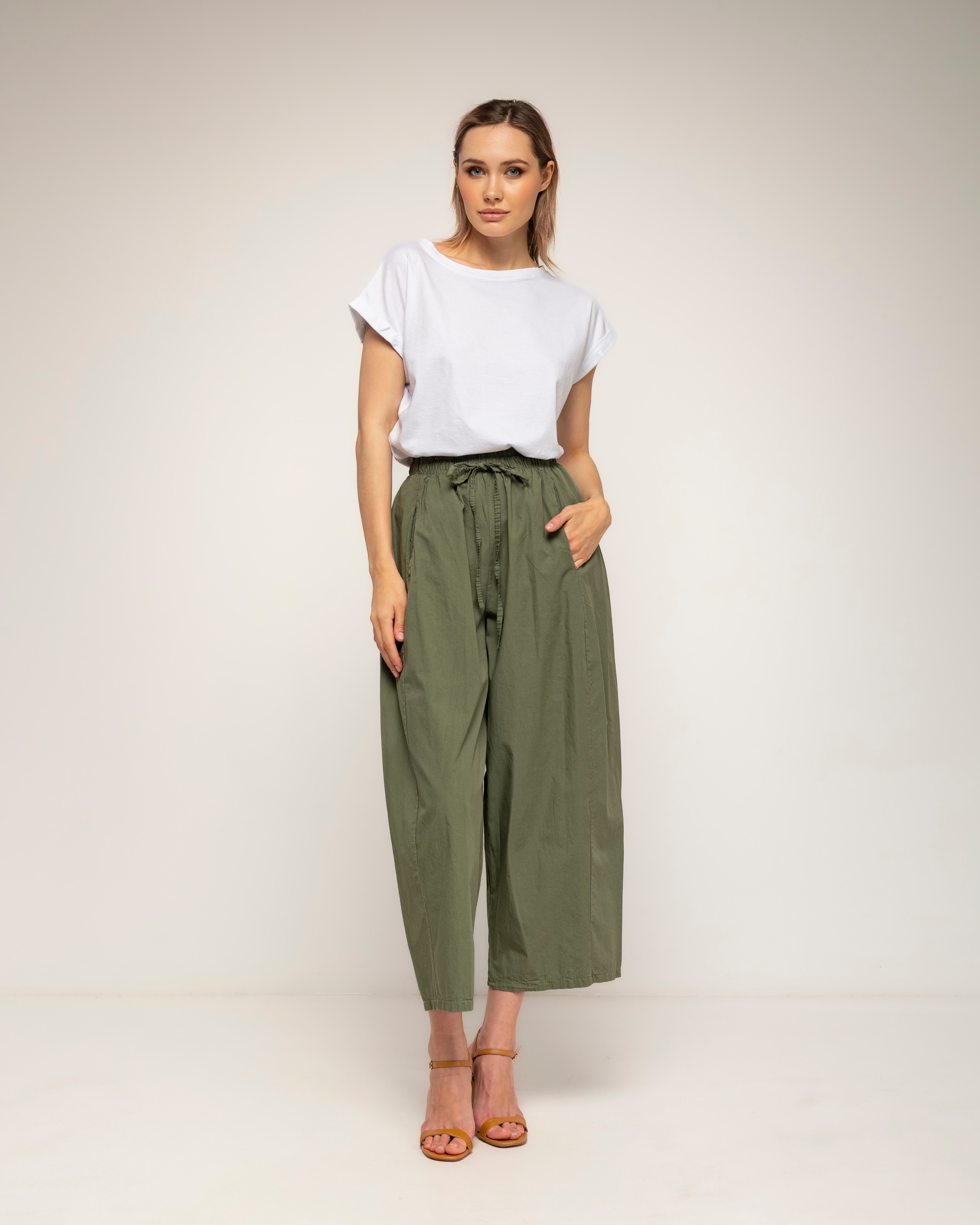 Imagen 0 de Pantalón de mujer 100% algodón, recto con bolsillos Verde militar