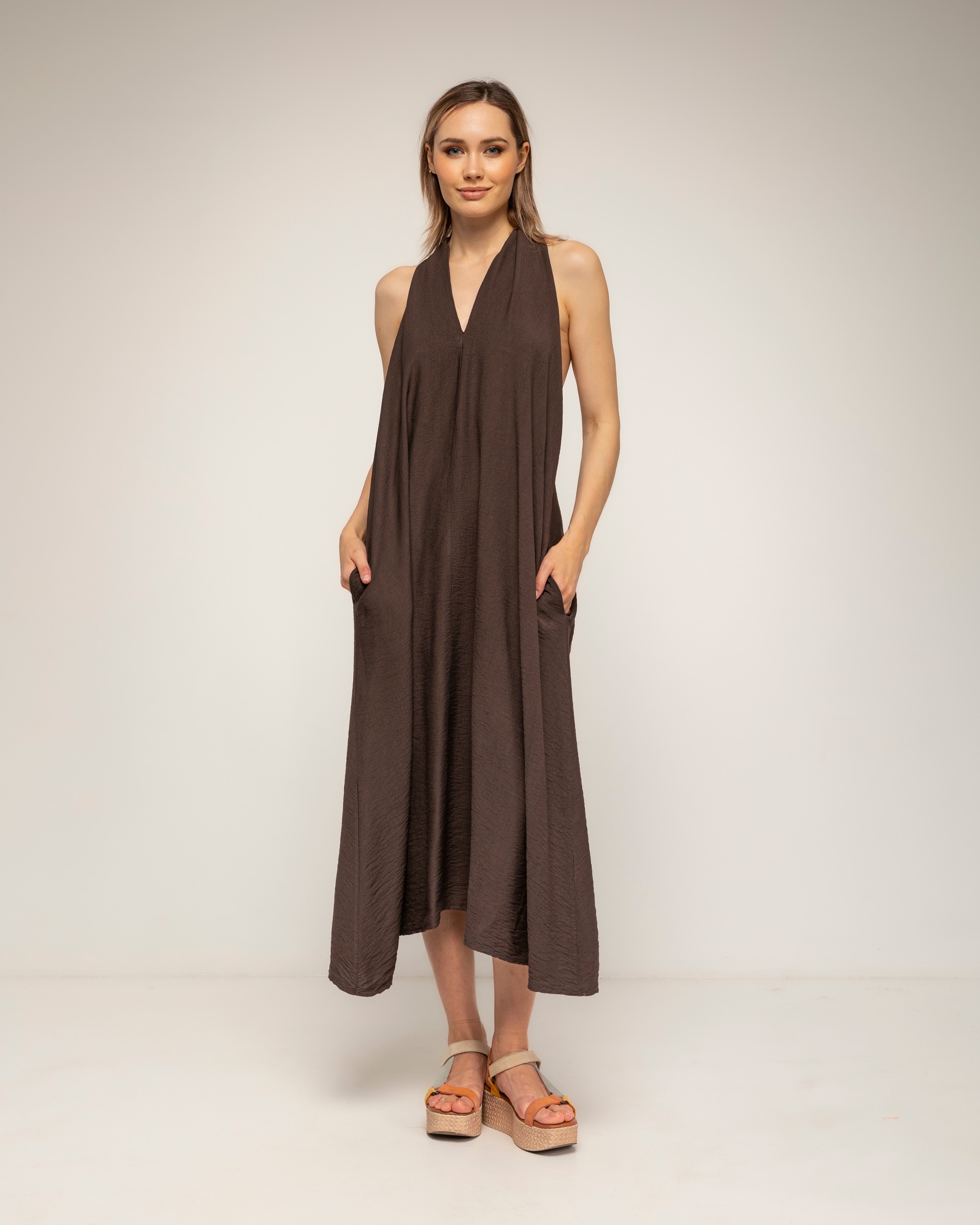Tantra - Vestido amplio midi con cuello halter y tira en la espalda.