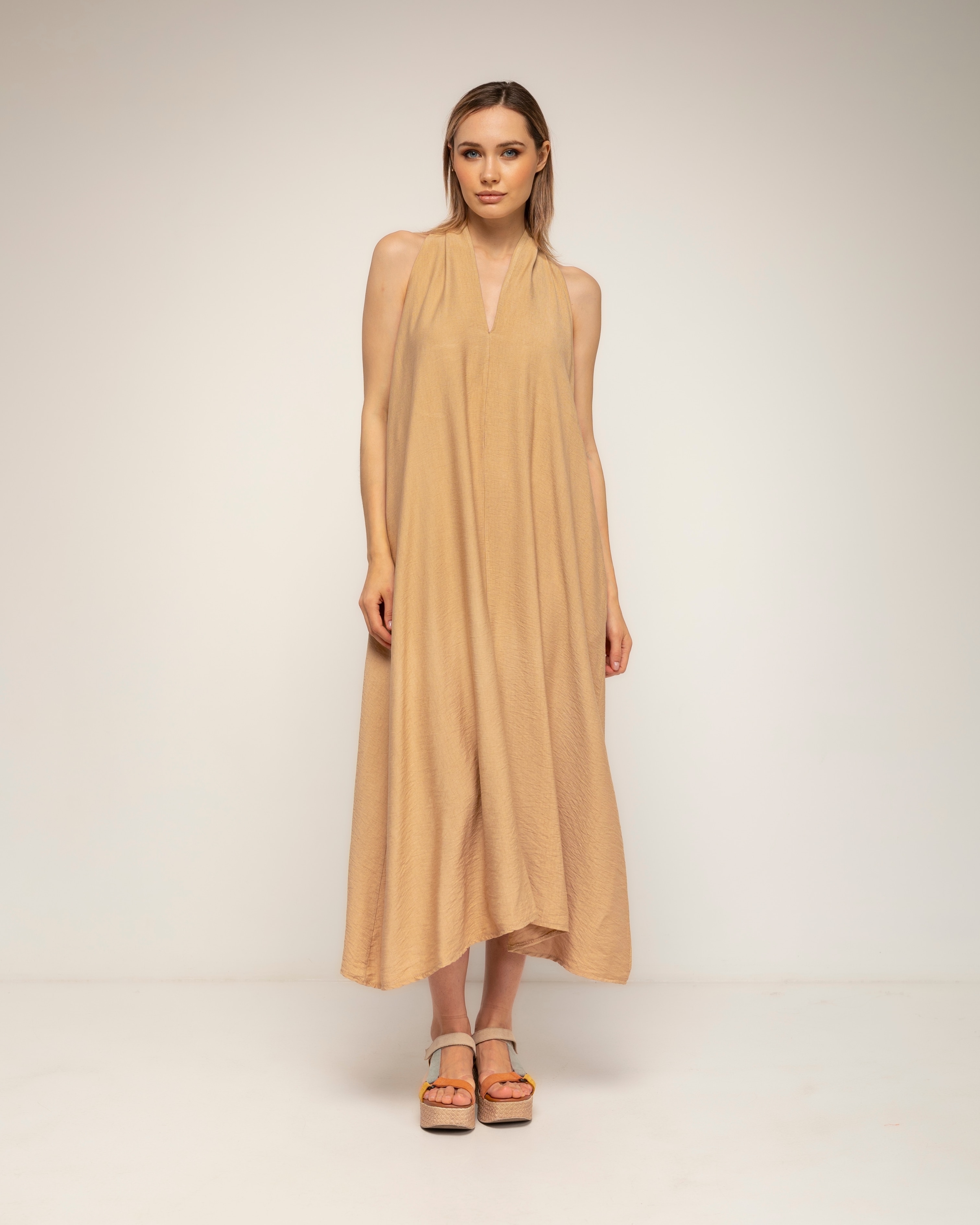 vestido-amplio-midi-con-cuello-halter-y-tira-en-la-espalda-camel-tantra