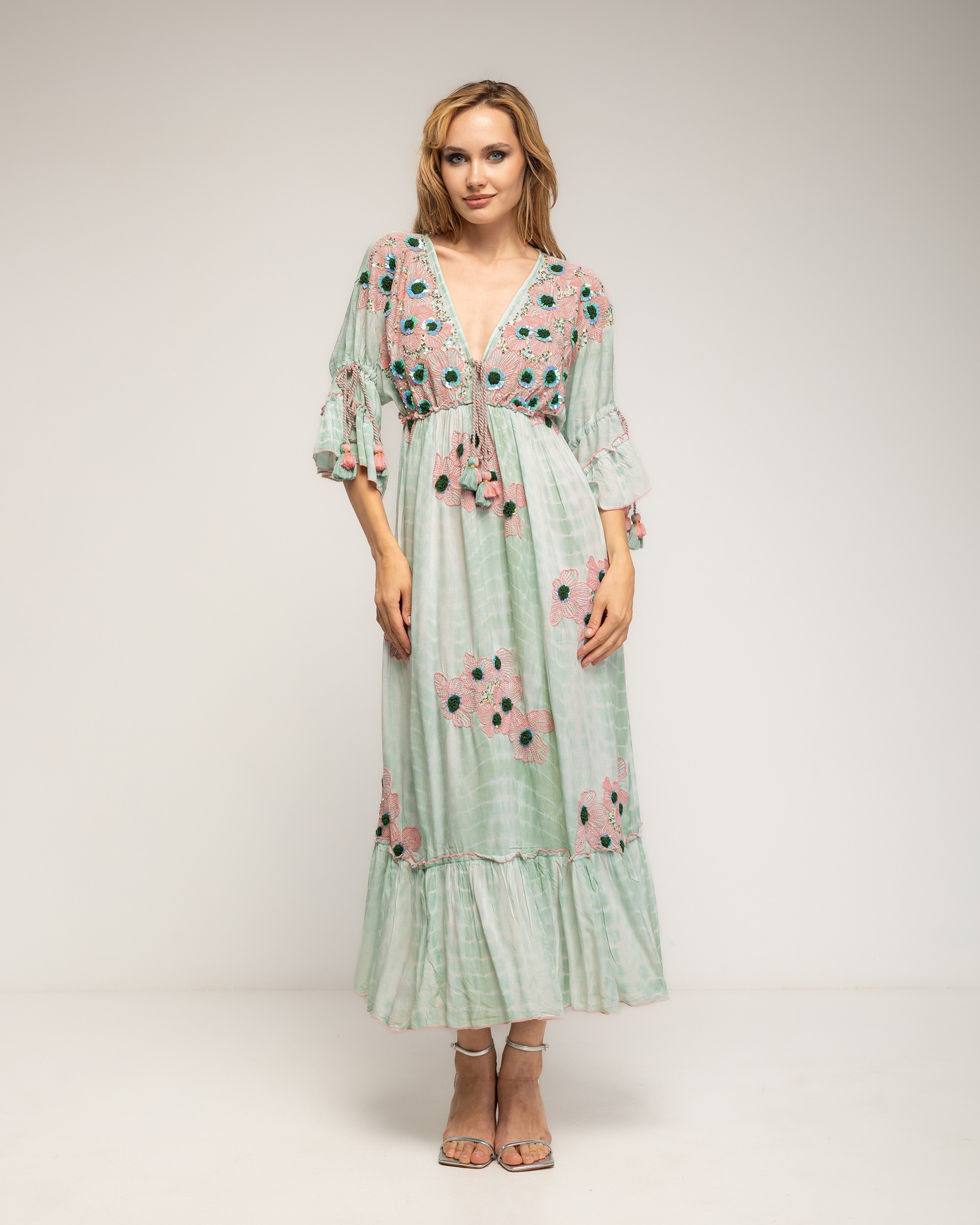 Vestido largo con manga francesa con volante, tye dye, bordados y lentejuelas - Tantra - Verde Verde-1