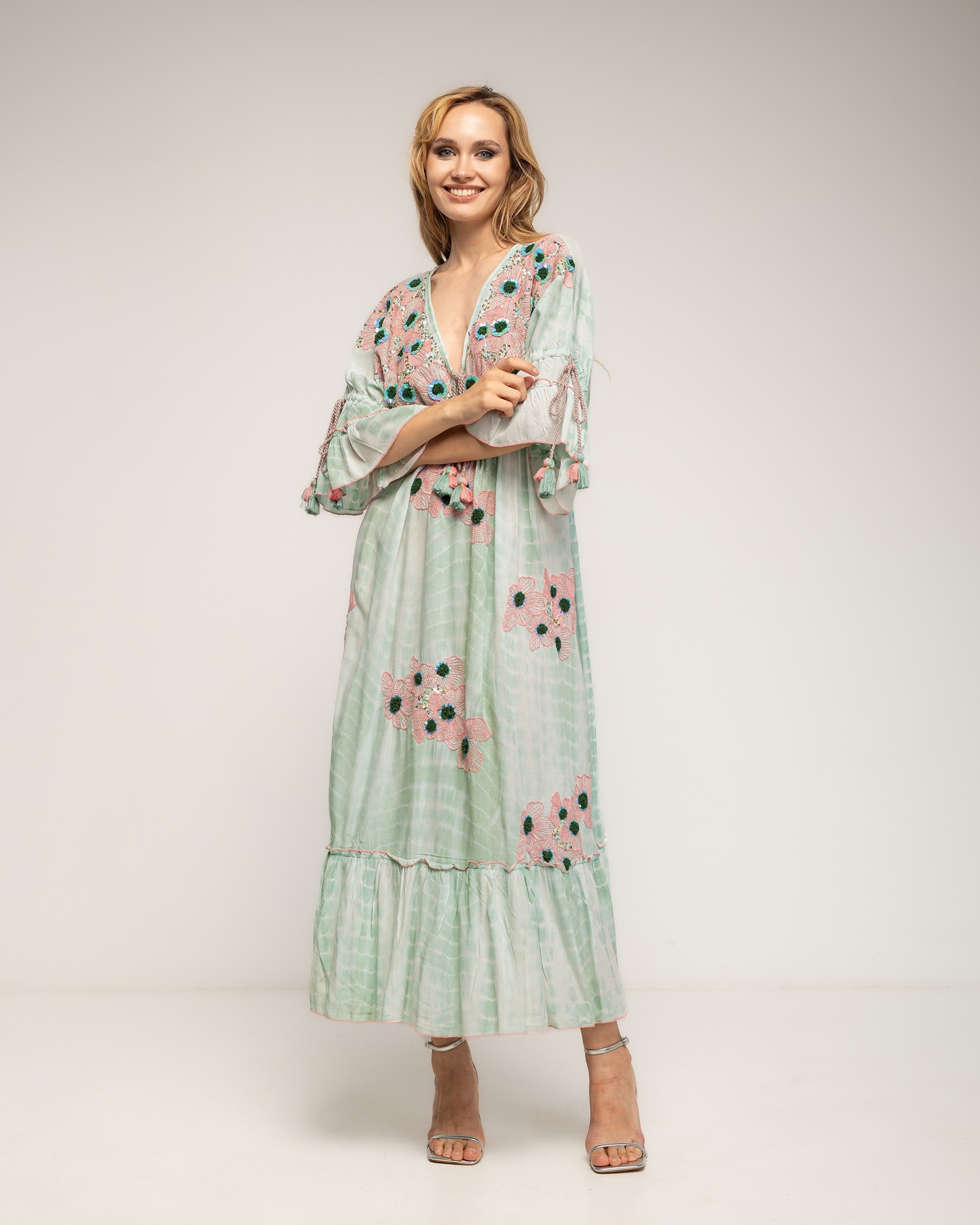 Vestido largo con manga francesa con volante, tye dye, bordados y lentejuelas - Tantra - Verde Verde-2
