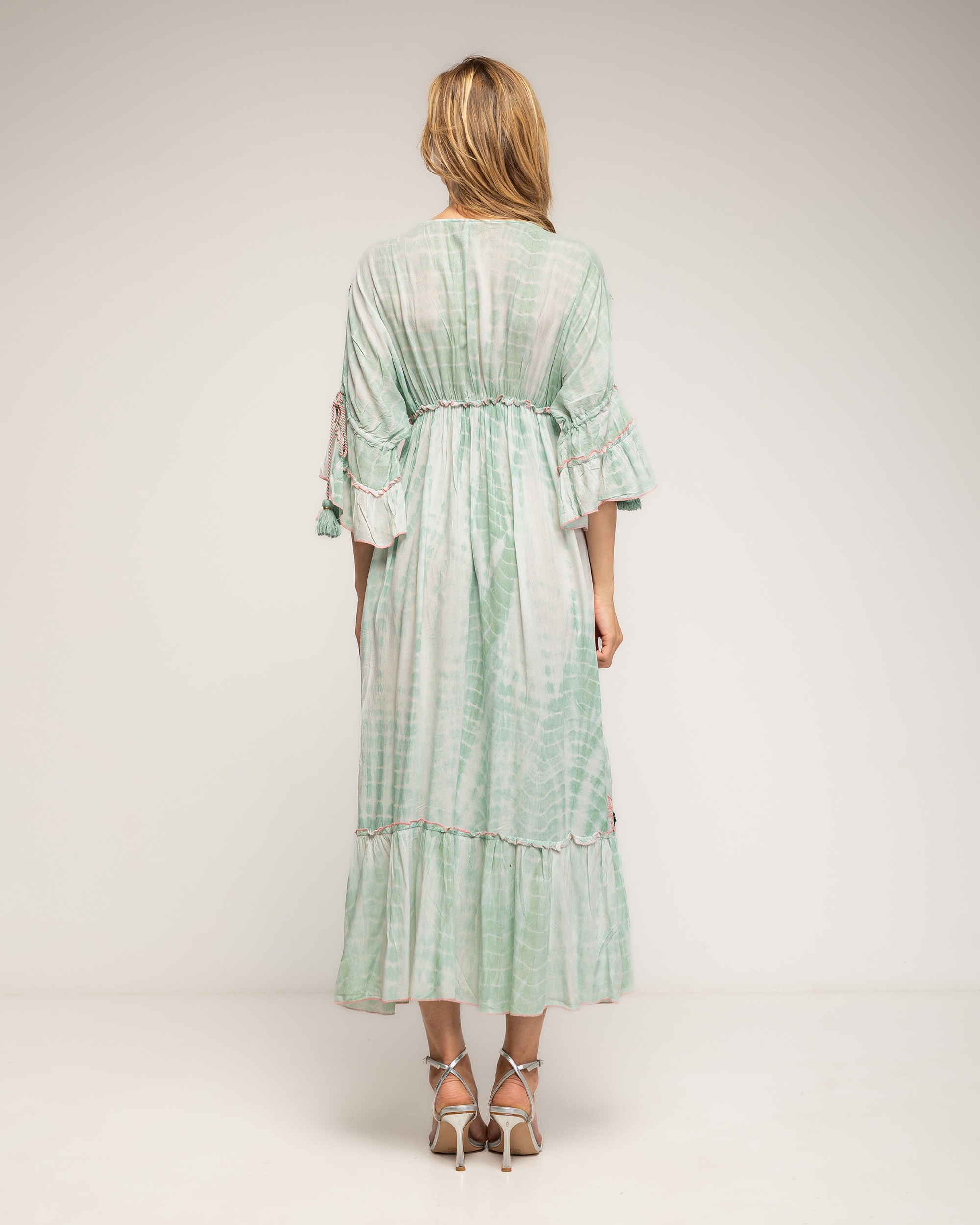 Vestido largo con manga francesa con volante, tye dye, bordados y lentejuelas - Tantra - Verde Verde-3