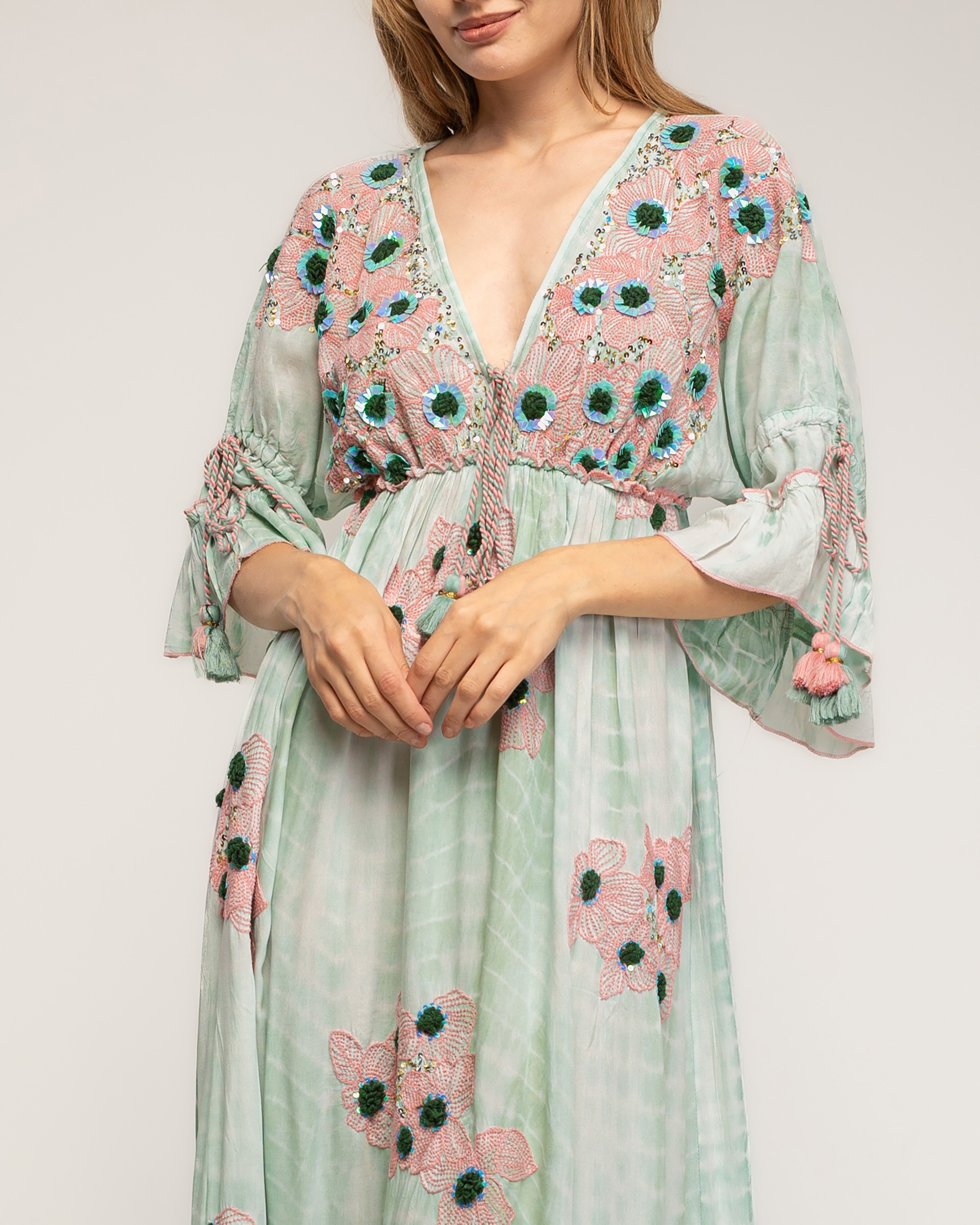Vestido largo con manga francesa con volante, tye dye, bordados y lentejuelas - Tantra - Verde Verde-4