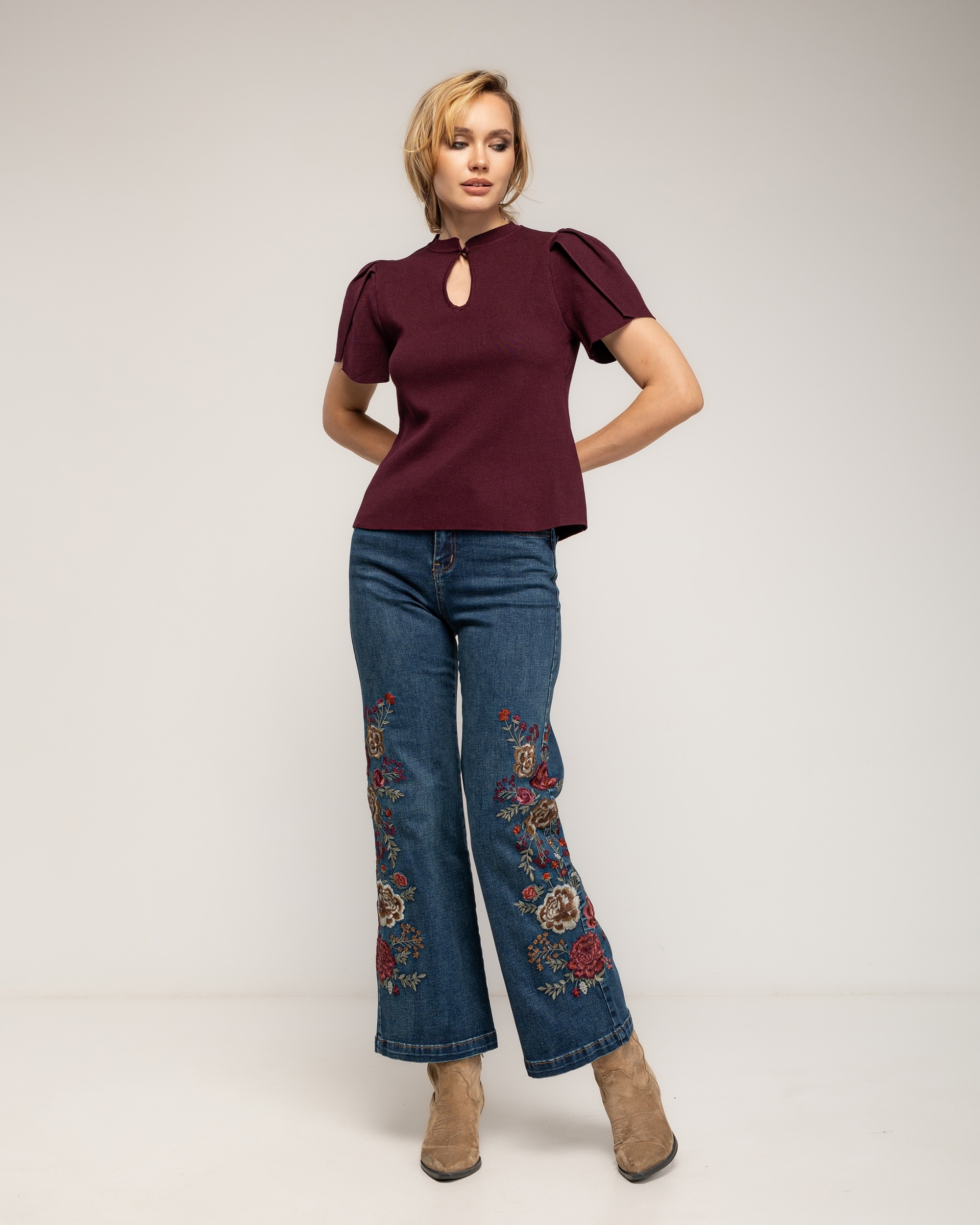 Imagen 0 de Jeans rectos de mujer de tiro alto con bordados de flores en los laterales Azul denim