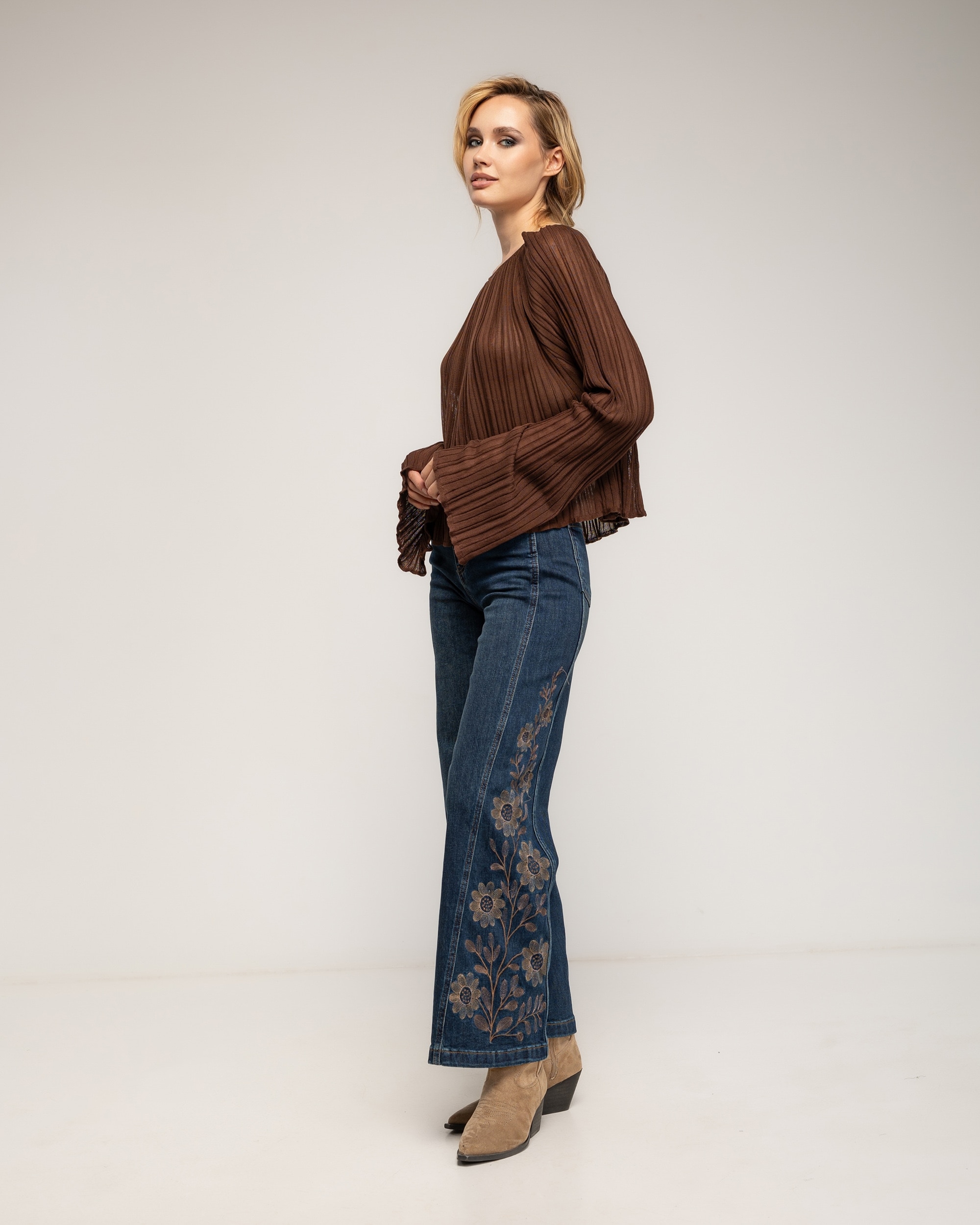 Imagen 0 de Jeans rectos de mujer  de tiro alto con bordado de flores en los laterales Azul denim