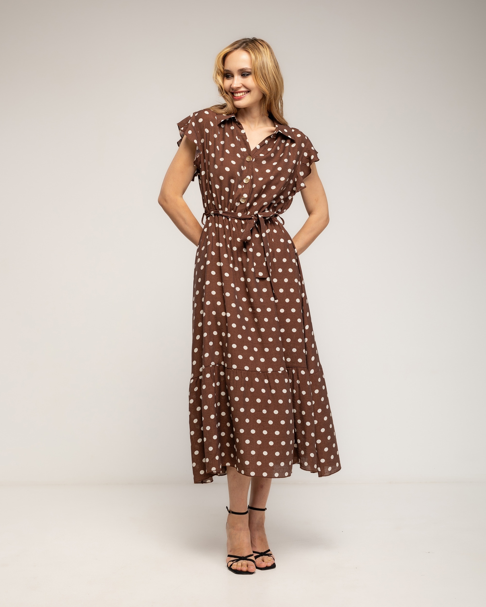 Imagen 0 de Vestido midi de lunares con volantes en la mangas Marrón