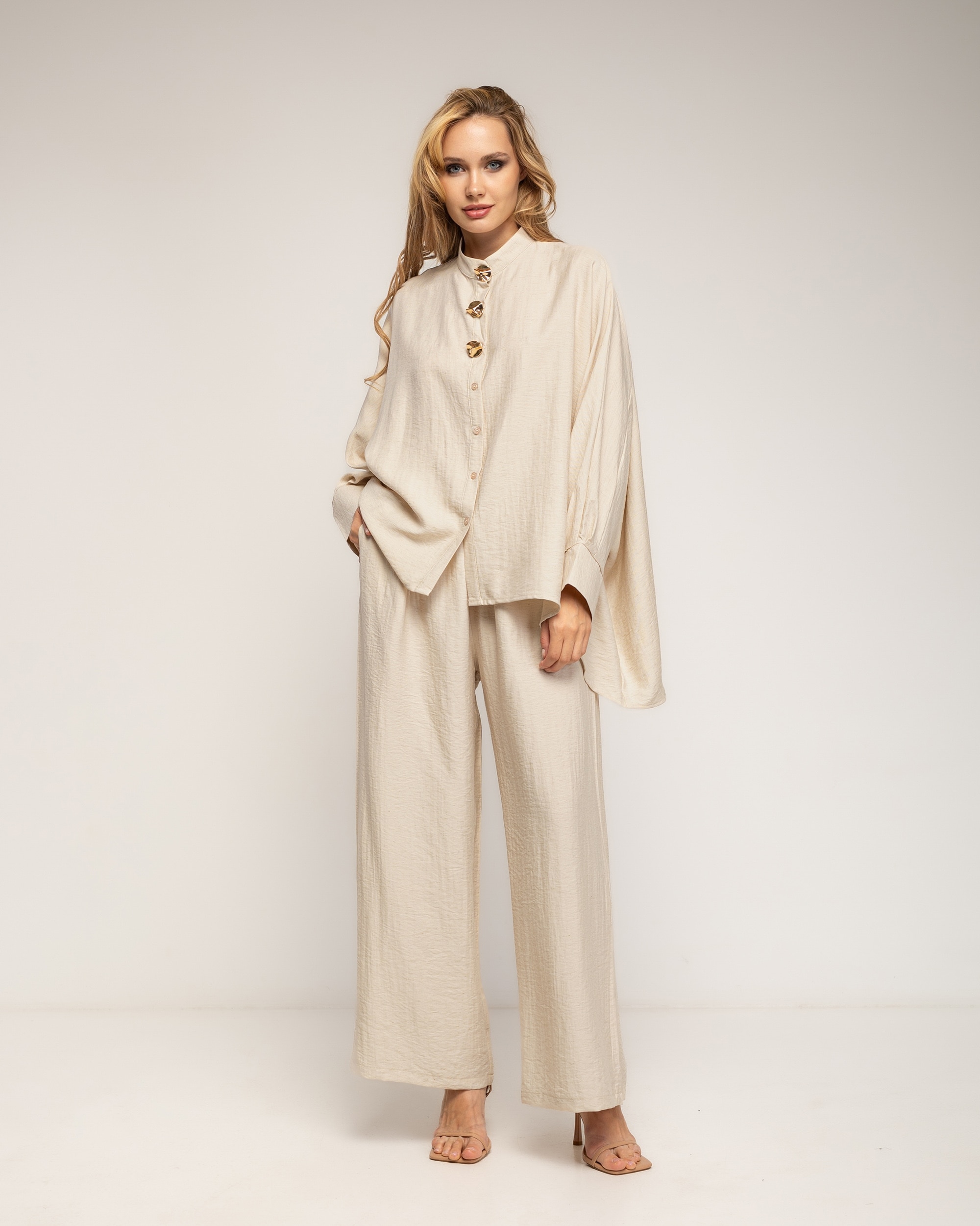 Set de mujer con lino de pantalón y camisa estilo oversize con botones dorados - Tantra - Beige Beige-1