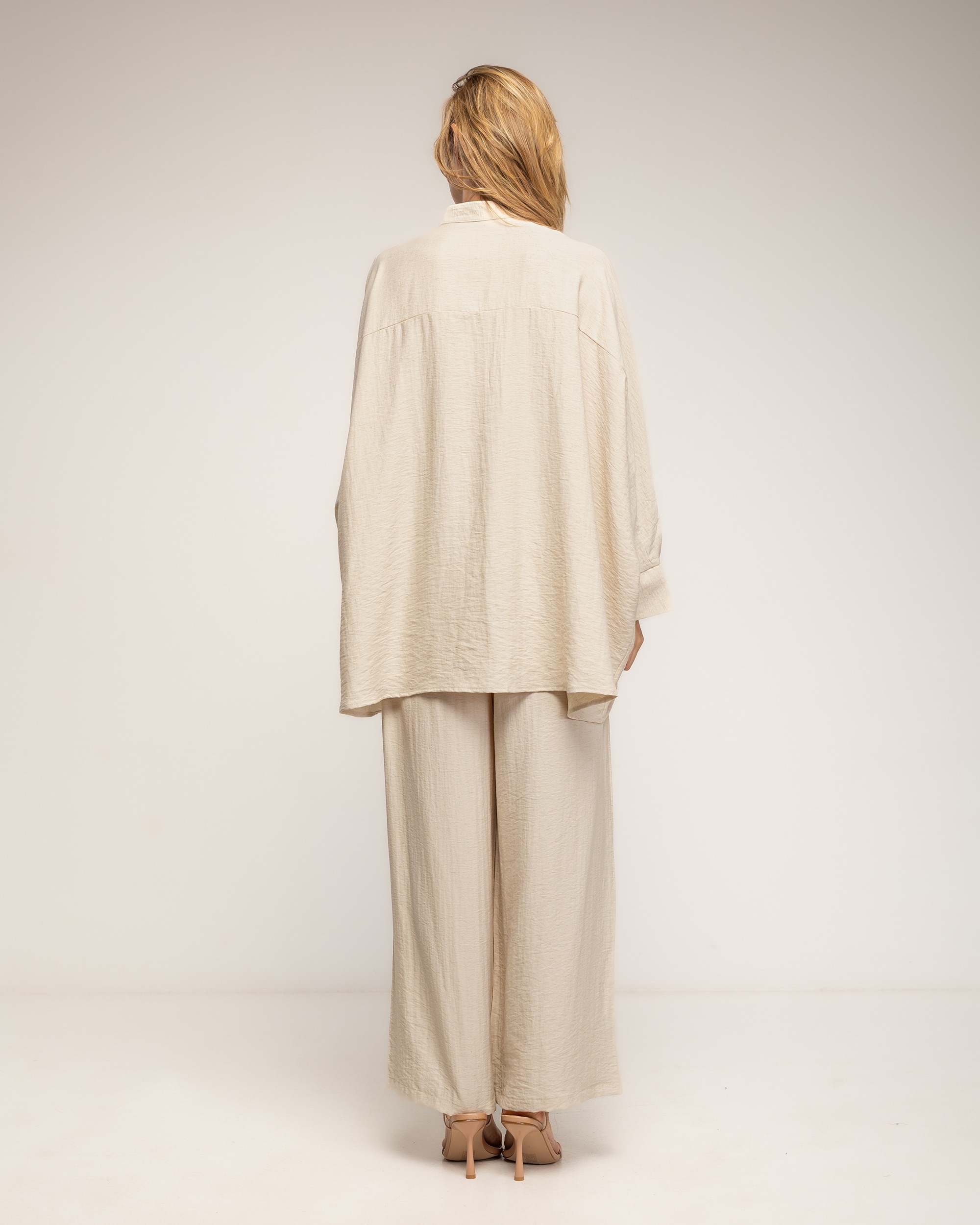 Set de mujer con lino de pantalón y camisa estilo oversize con botones dorados - Tantra - Beige Beige-3