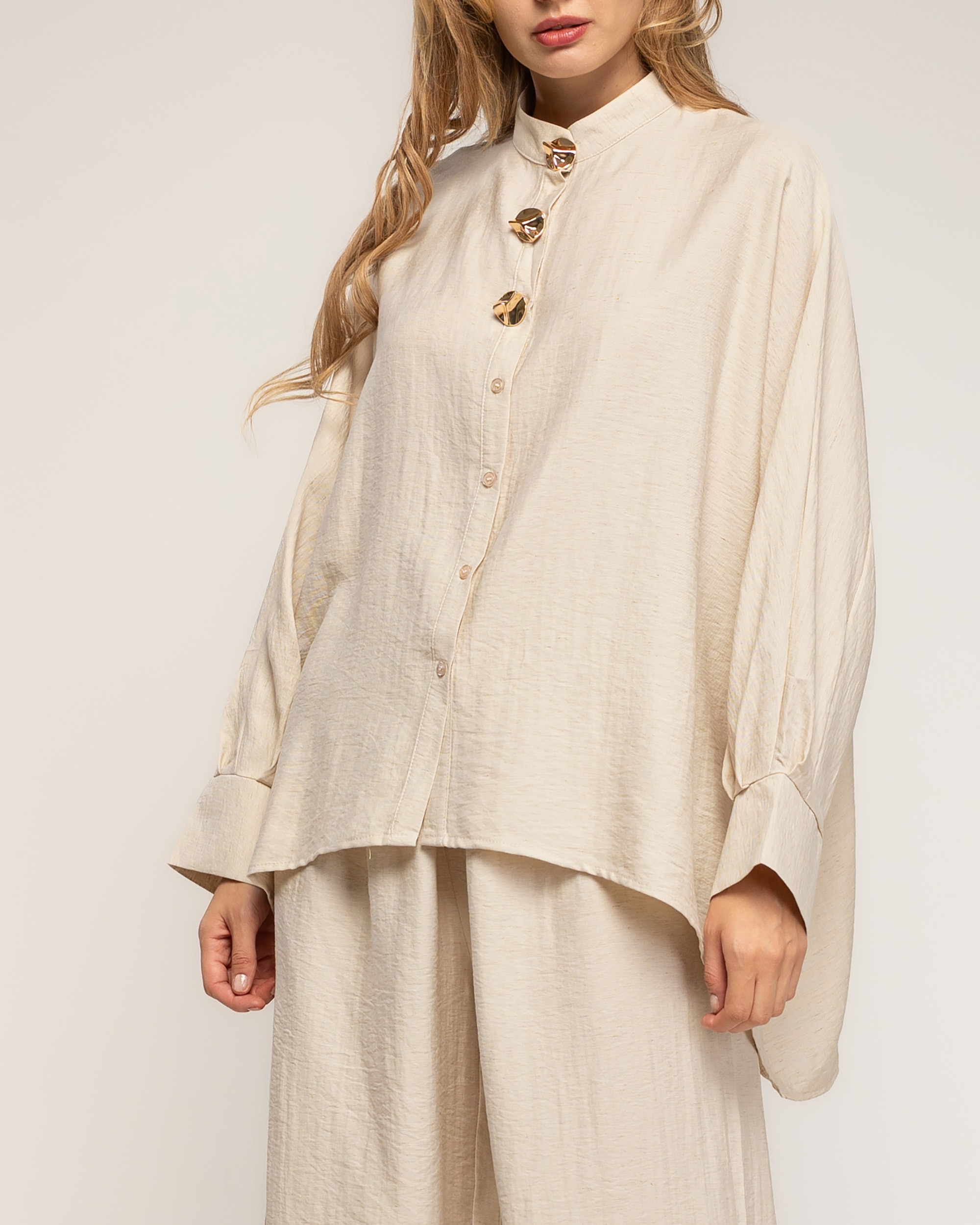 Set de mujer con lino de pantalón y camisa estilo oversize con botones dorados - Tantra - Beige Beige-4
