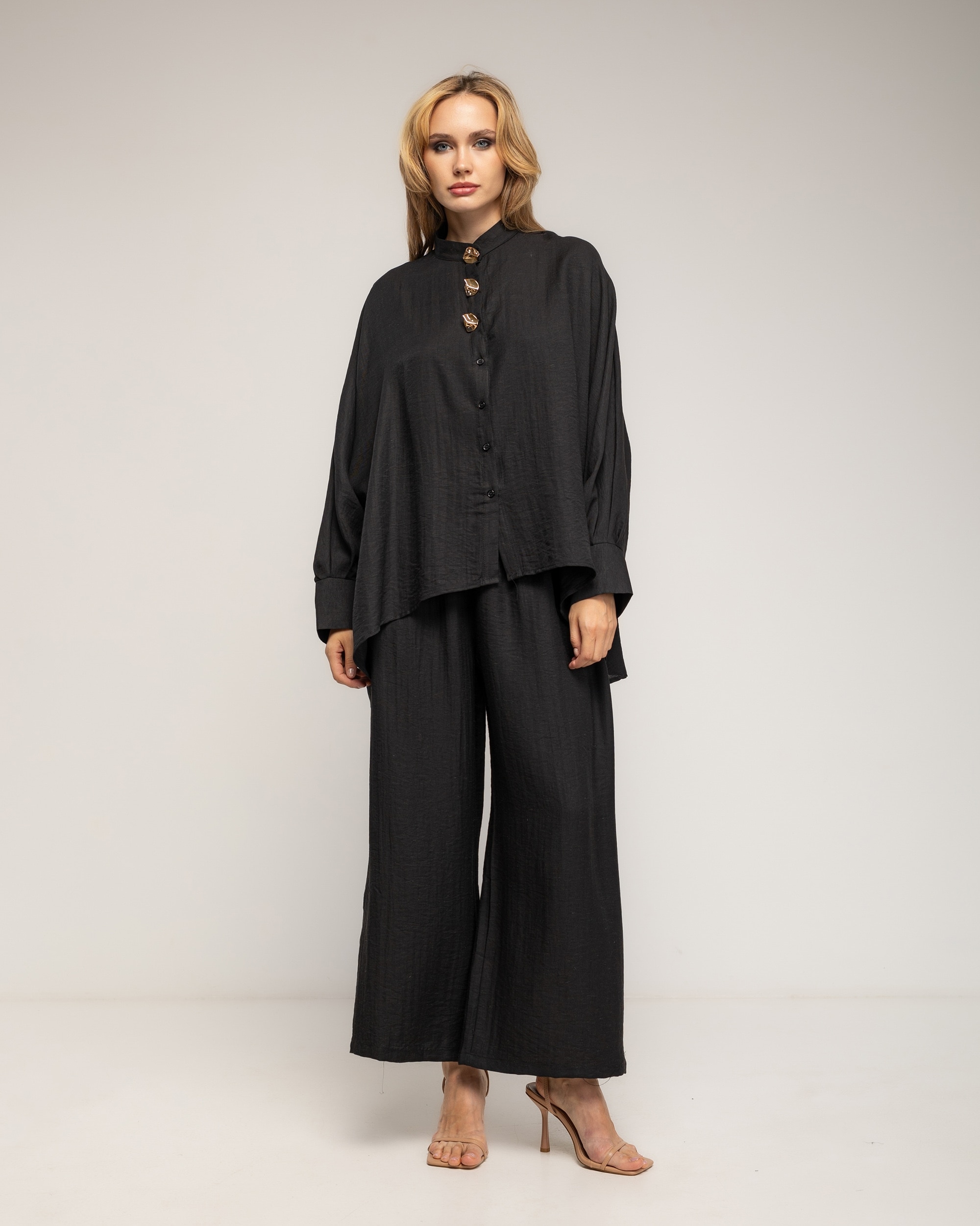 Imagen 0 de Set de mujer con lino de pantalón y camisa  estilo oversize con botones dorados Negro