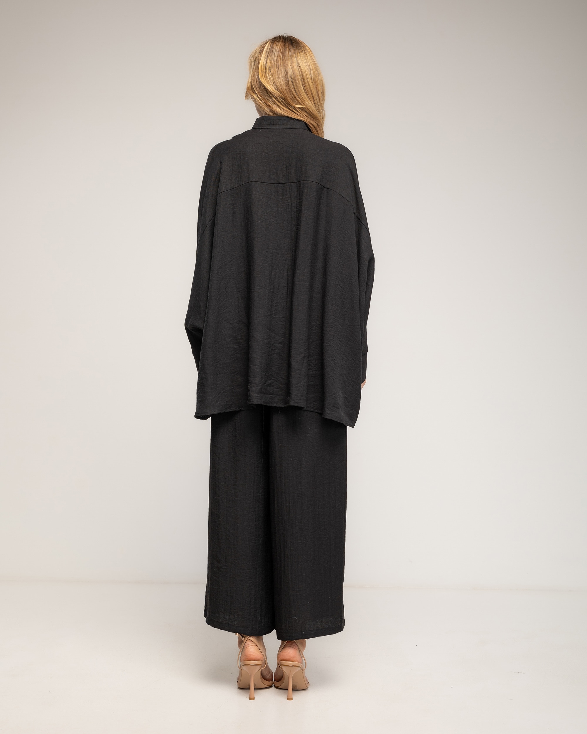 Set de mujer con lino de pantalón y camisa estilo oversize con botones dorados - Tantra - Negro Negro-2