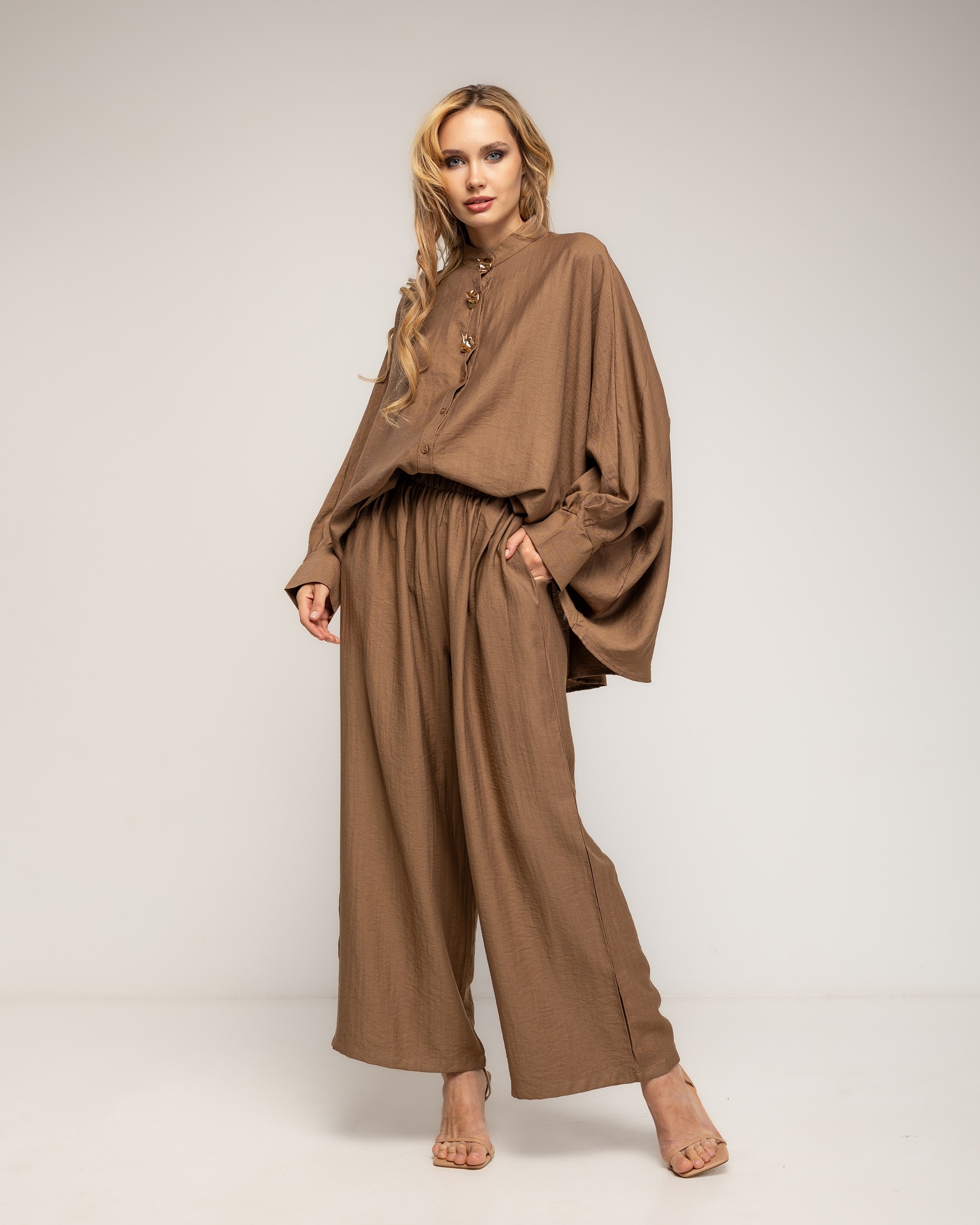 Set de mujer con lino de pantalón y camisa estilo oversize con botones dorados - Tantra - Marrón Marrón-1