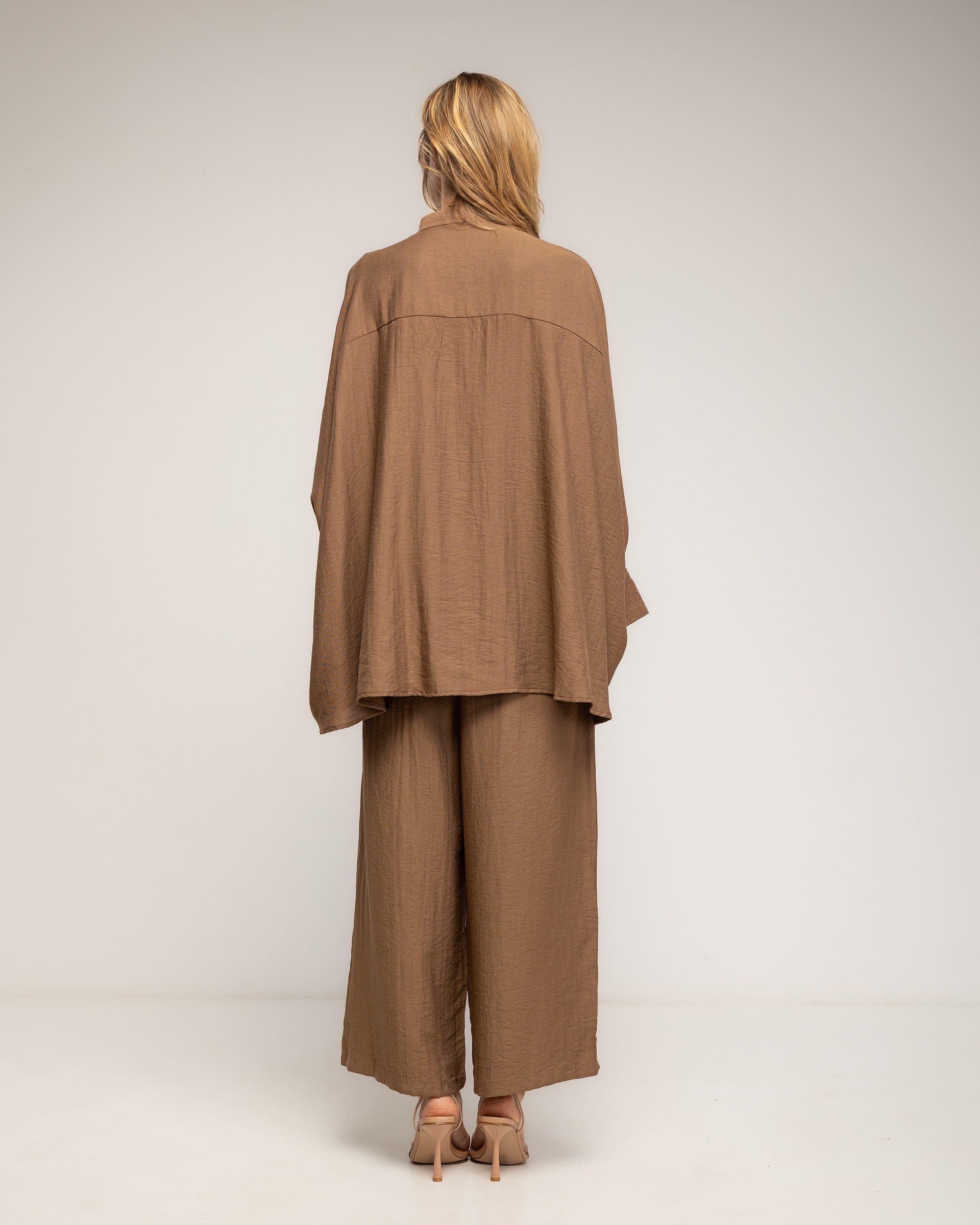 Set de mujer con lino de pantalón y camisa estilo oversize con botones dorados - Tantra - Marrón Marrón-2
