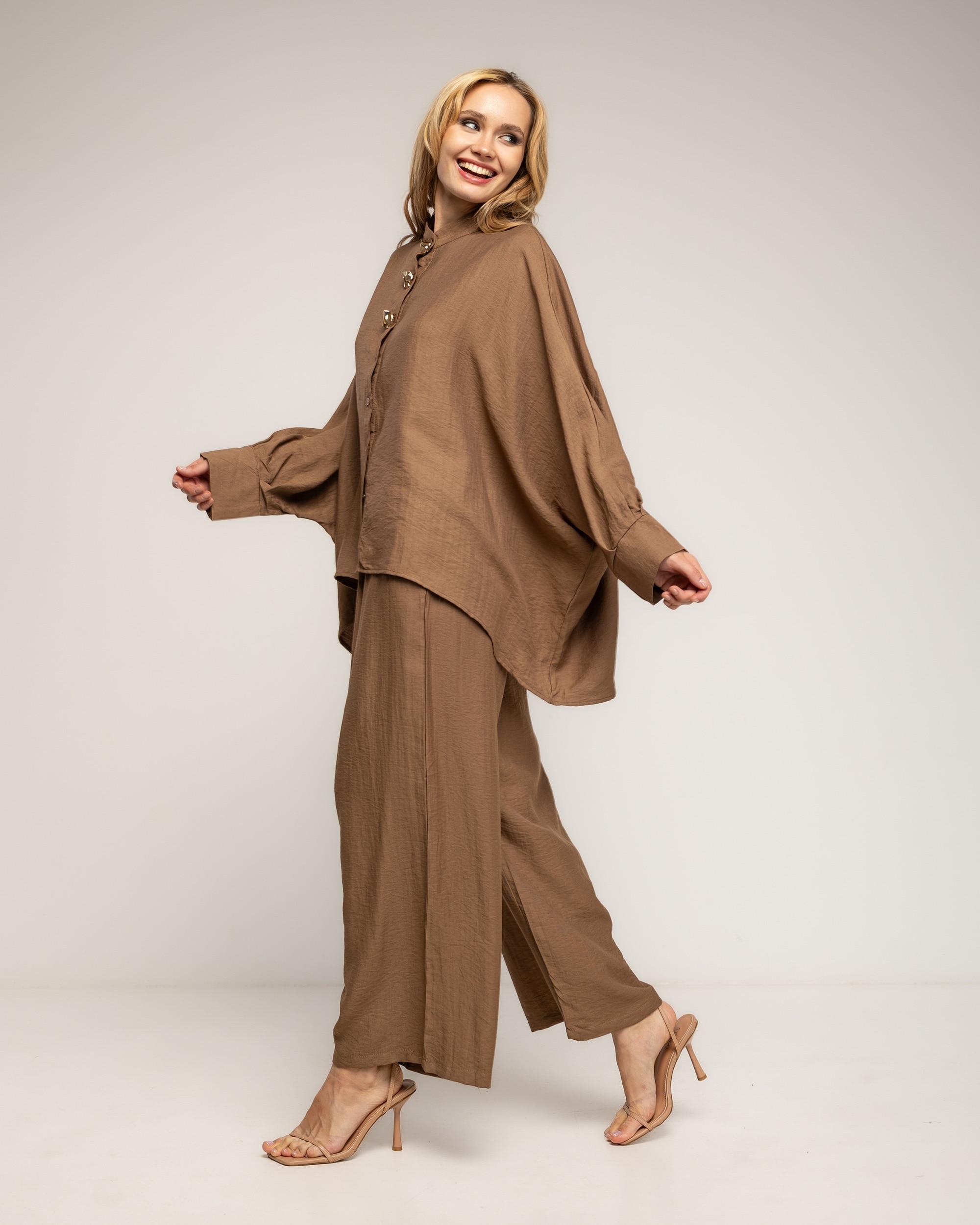 Set de mujer con lino de pantalón y camisa estilo oversize con botones dorados - Tantra - Marrón Marrón-3