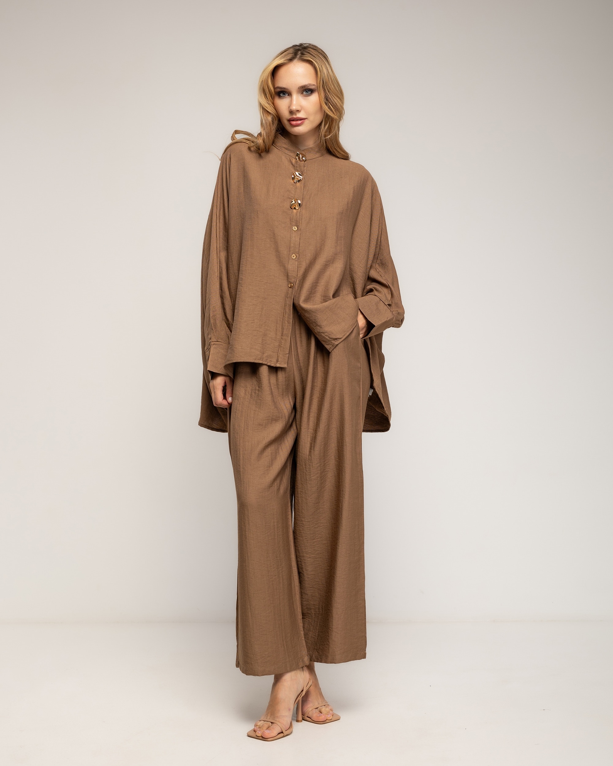 Set de mujer con lino de pantalón y camisa estilo oversize con botones dorados - Tantra - Marrón Marrón-4