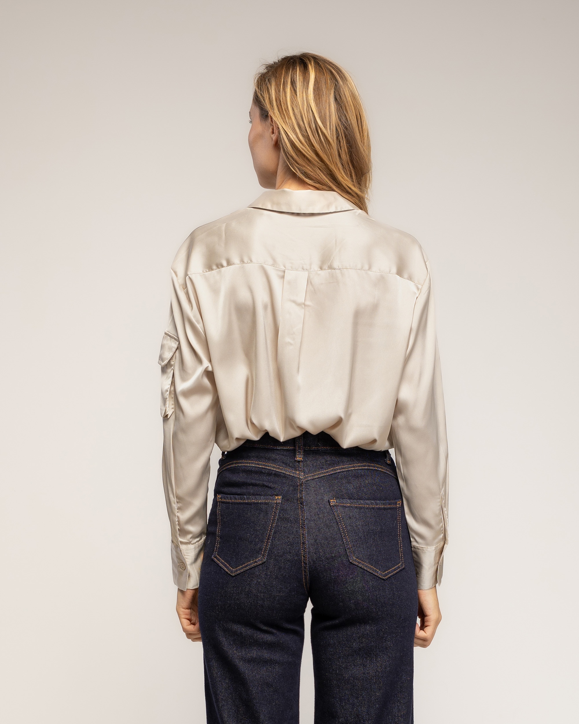 Blusa de mujer de raso con bolsillo tipo cargo - Tantra - Beige Beige-2