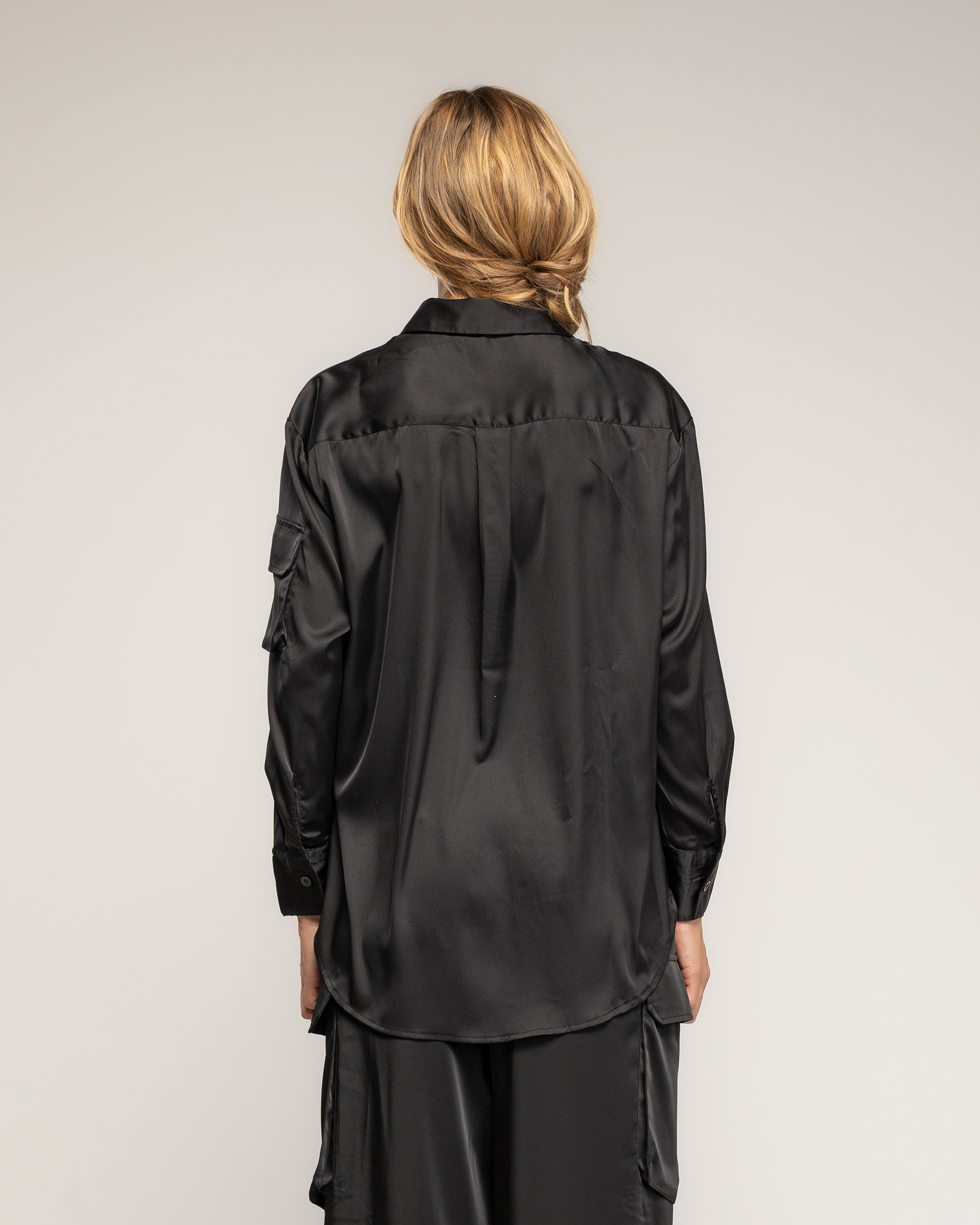 Blusa de mujer de raso con bolsillo tipo cargo - Tantra - Negro Negro-2
