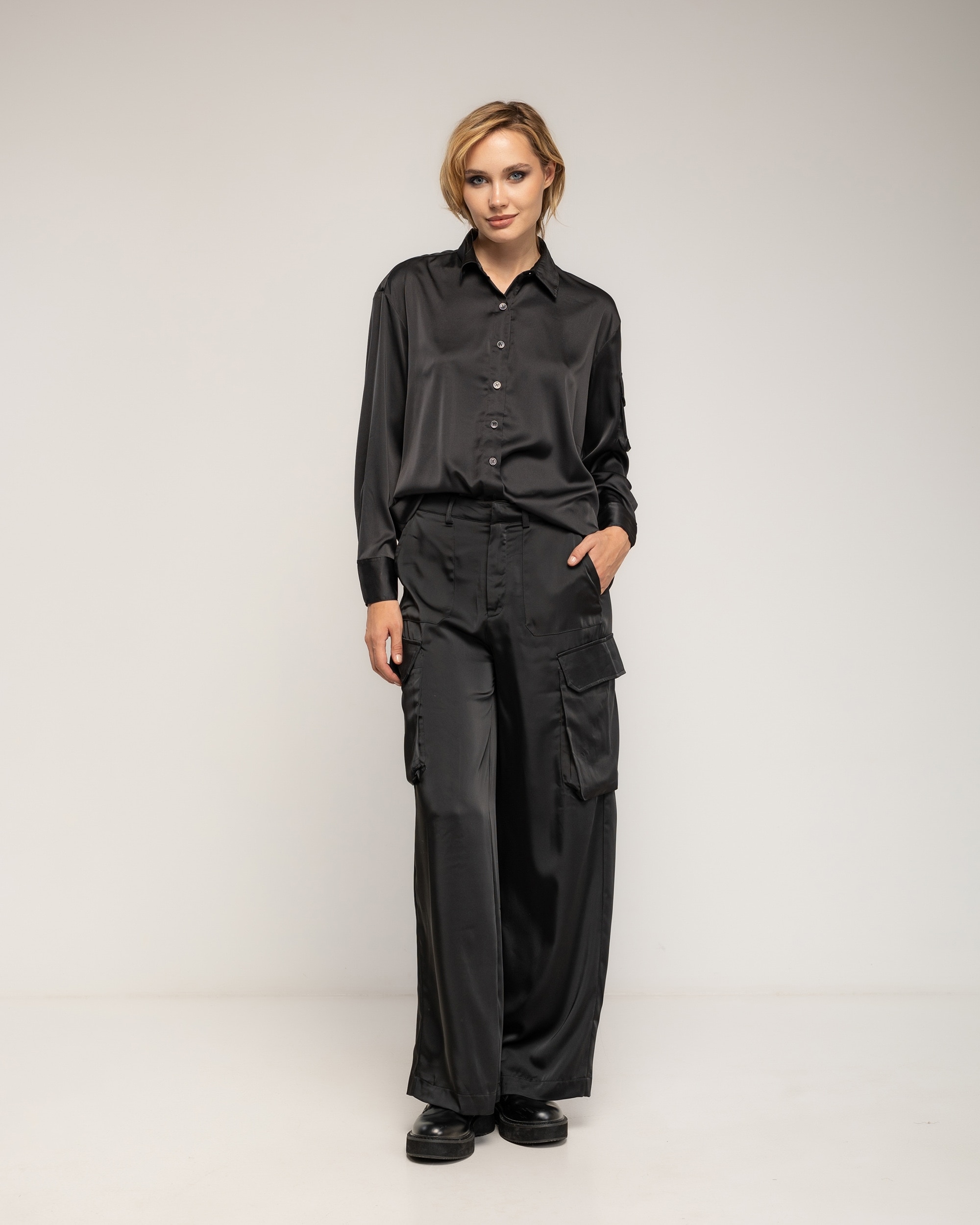 Blusa de mujer de raso con bolsillo tipo cargo - Tantra - Negro Negro-4