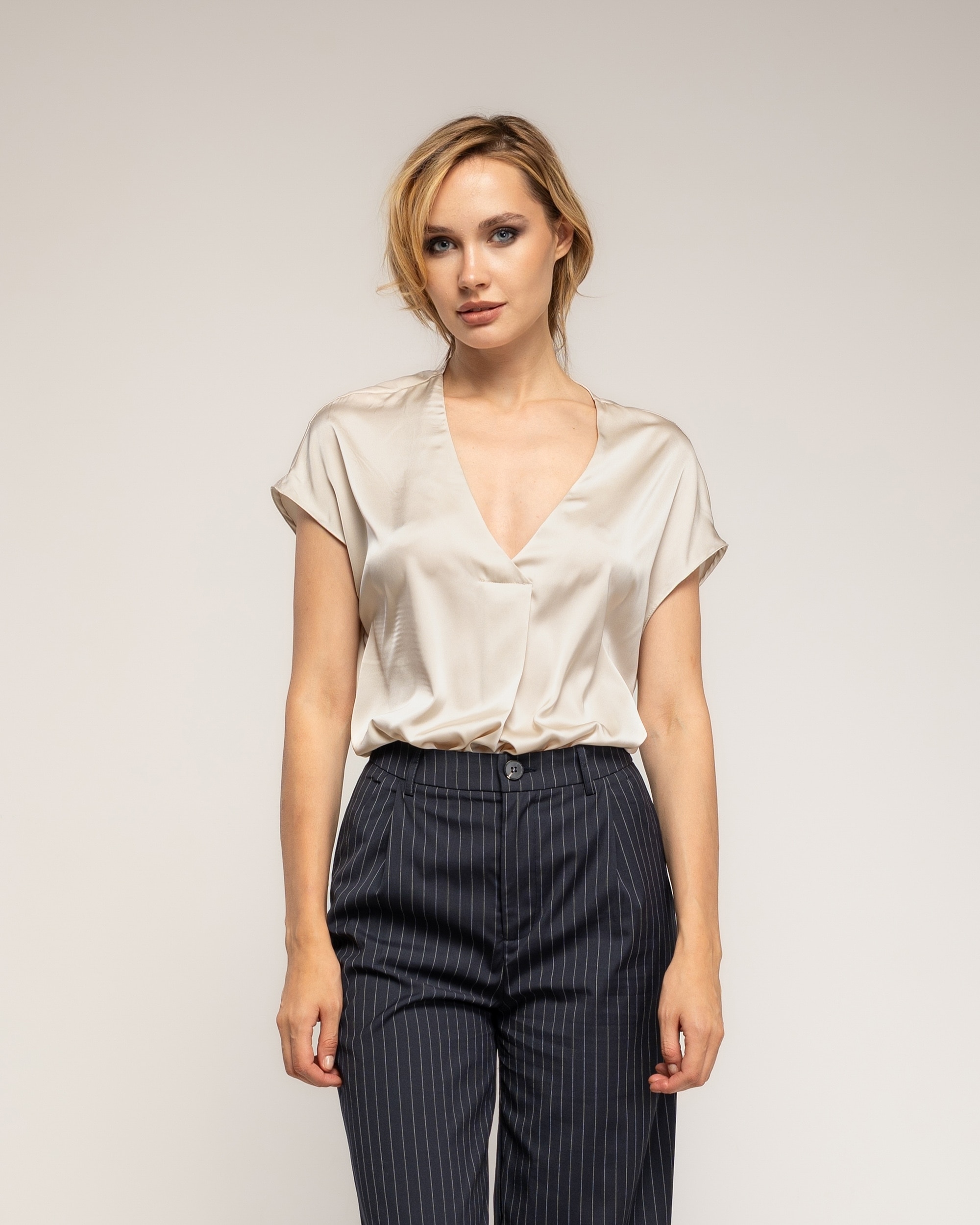 Imagen 0 de Top de mujer de raso con cuello pico Beige