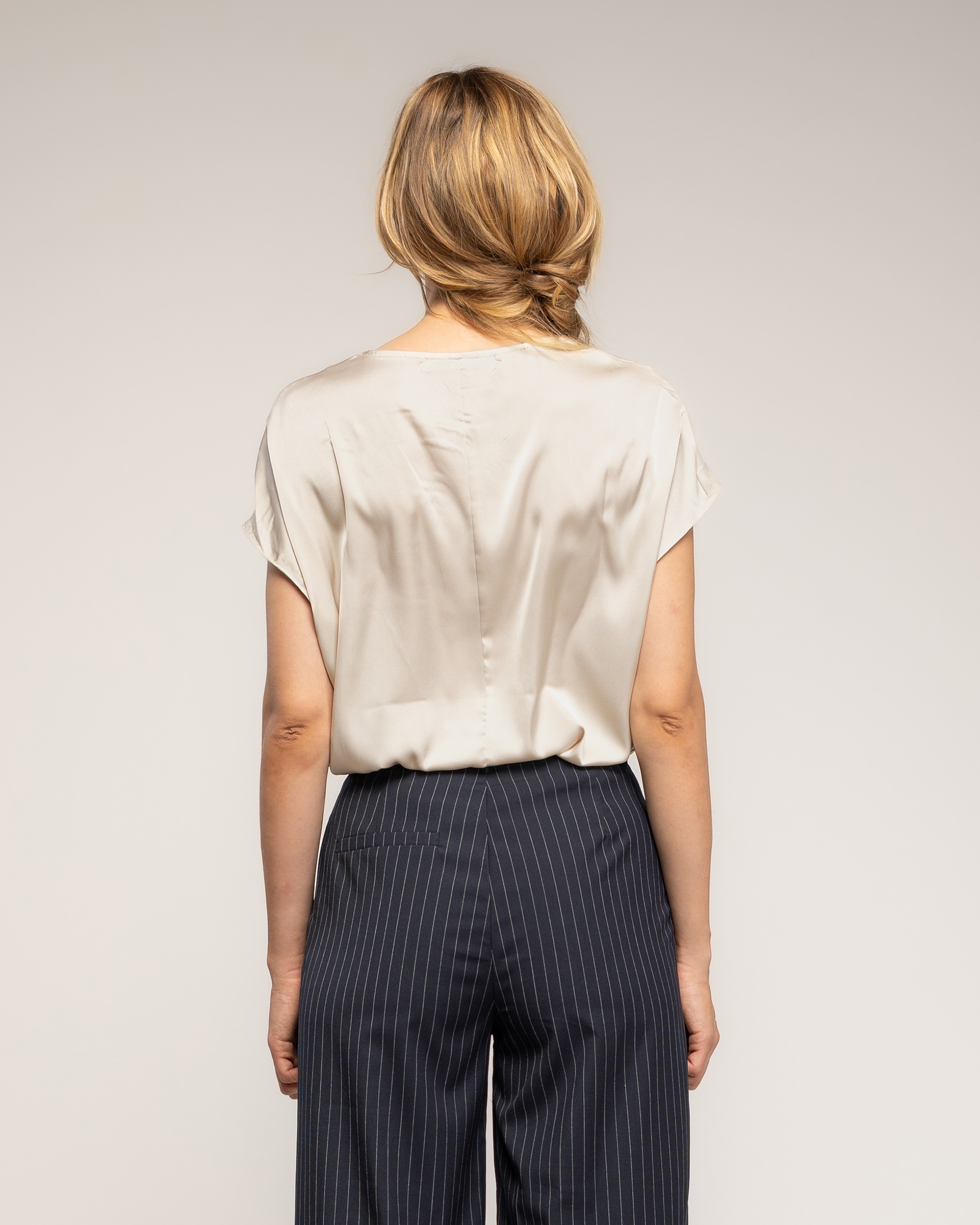 Top de mujer de raso con cuello pico - Tantra - Beige Beige-2